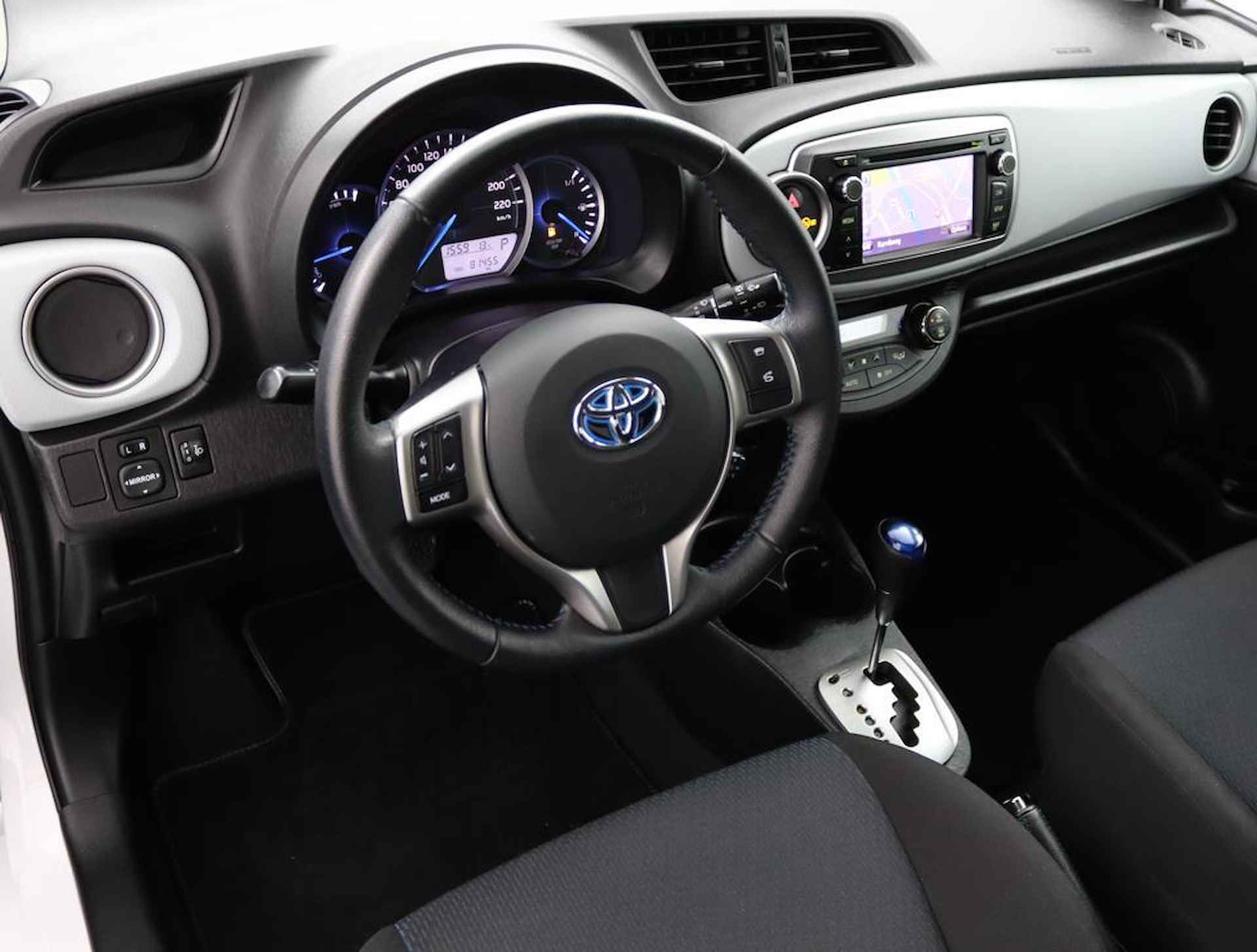 Toyota Yaris 1.5 Full Hybrid Aspiration | Climate control | Parkeercamera | Keyless entry en start | Lichtmetalen velgen | - 50/55