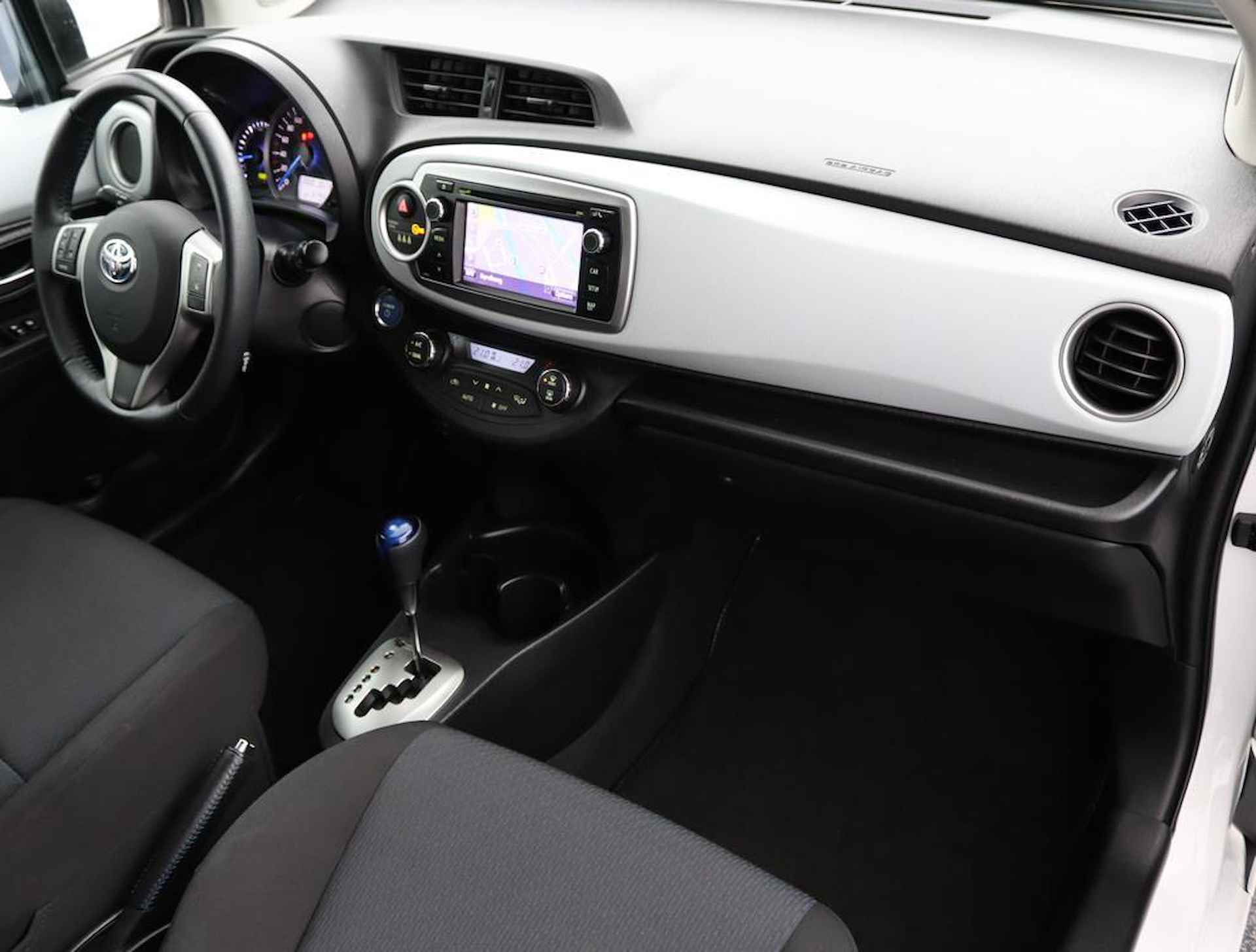 Toyota Yaris 1.5 Full Hybrid Aspiration | Climate control | Parkeercamera | Keyless entry en start | Lichtmetalen velgen | - 51/55
