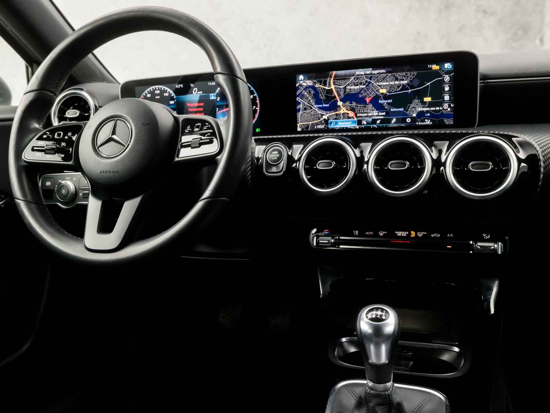 Mercedes-Benz A-Klasse 200 Advantage Sport 164Pk (APPLE CARPLAY, GROOT NAVI, WIDESCREEN, CAMERA, LEDER, GETINT GLAS, SPORTSTOELEN, PARKEERSENSOREN, LED KOPLAMPEN, CRUISE, ZWART HEMEL, NIEUWSTAAT) - 7/39