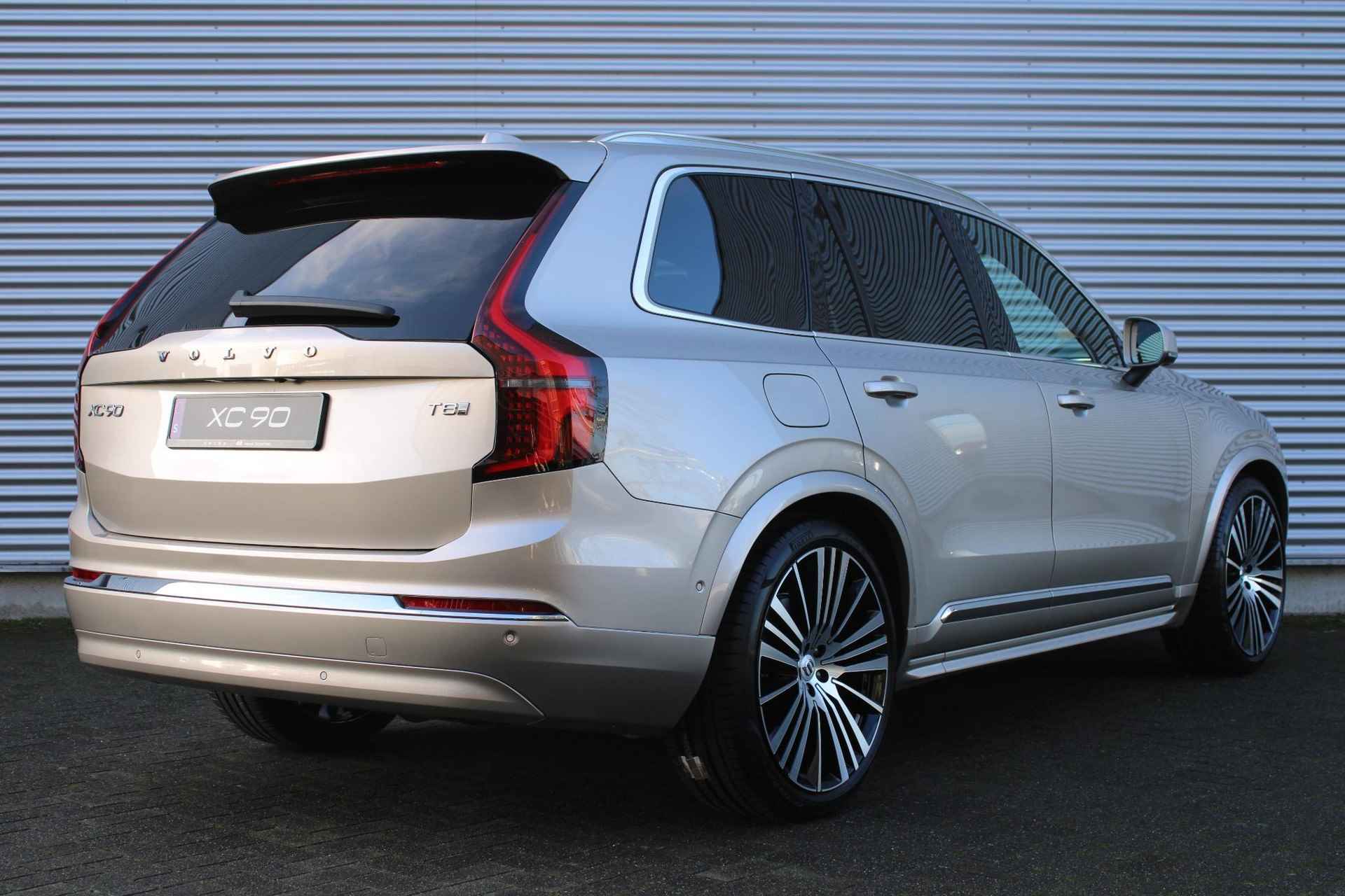 Volvo XC90 T8 Plug-in Hybrid AWD Ultra Bright | Matrix LED Koplampen | Actieve Luchtvering Met FOUR-C | Bowers & Wilkins Audiosysteem | Nappaleer Met Ventilatie | Massagefunctie Voorstoelen | 4-Zone Electronic Climate Control | Volvo Guard Alarm | Panoramisch Schuif-/Kanteldak | Grafisch Head-up Display | Gelamineerde Zijruiten Rondom | Extra Getint Glas Achter | 22" Lichtmetalen Velgen | Adaptieve Cruise Control Met Pilot Assist - 3/42