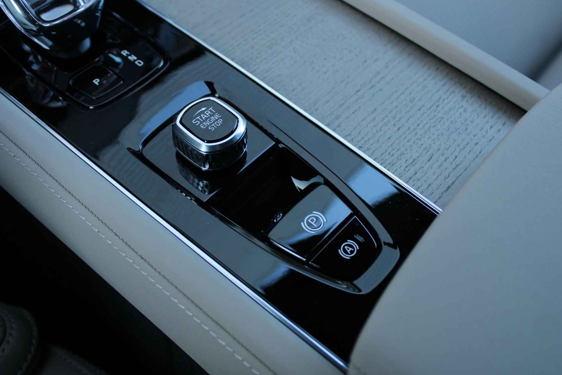 Volvo XC90 T8 Plug-in Hybrid AWD Ultra Bright | Matrix LED Koplampen | Actieve Luchtvering Met FOUR-C | Bowers & Wilkins Audiosysteem | Nappaleer Met Ventilatie | Massagefunctie Voorstoelen | 4-Zone Electronic Climate Control | Volvo Guard Alarm | Panoramisch Schuif-/Kanteldak | Grafisch Head-up Display | Gelamineerde Zijruiten Rondom | Extra Getint Glas Achter | 22" Lichtmetalen Velgen | Adaptieve Cruise Control Met Pilot Assist - 28/42