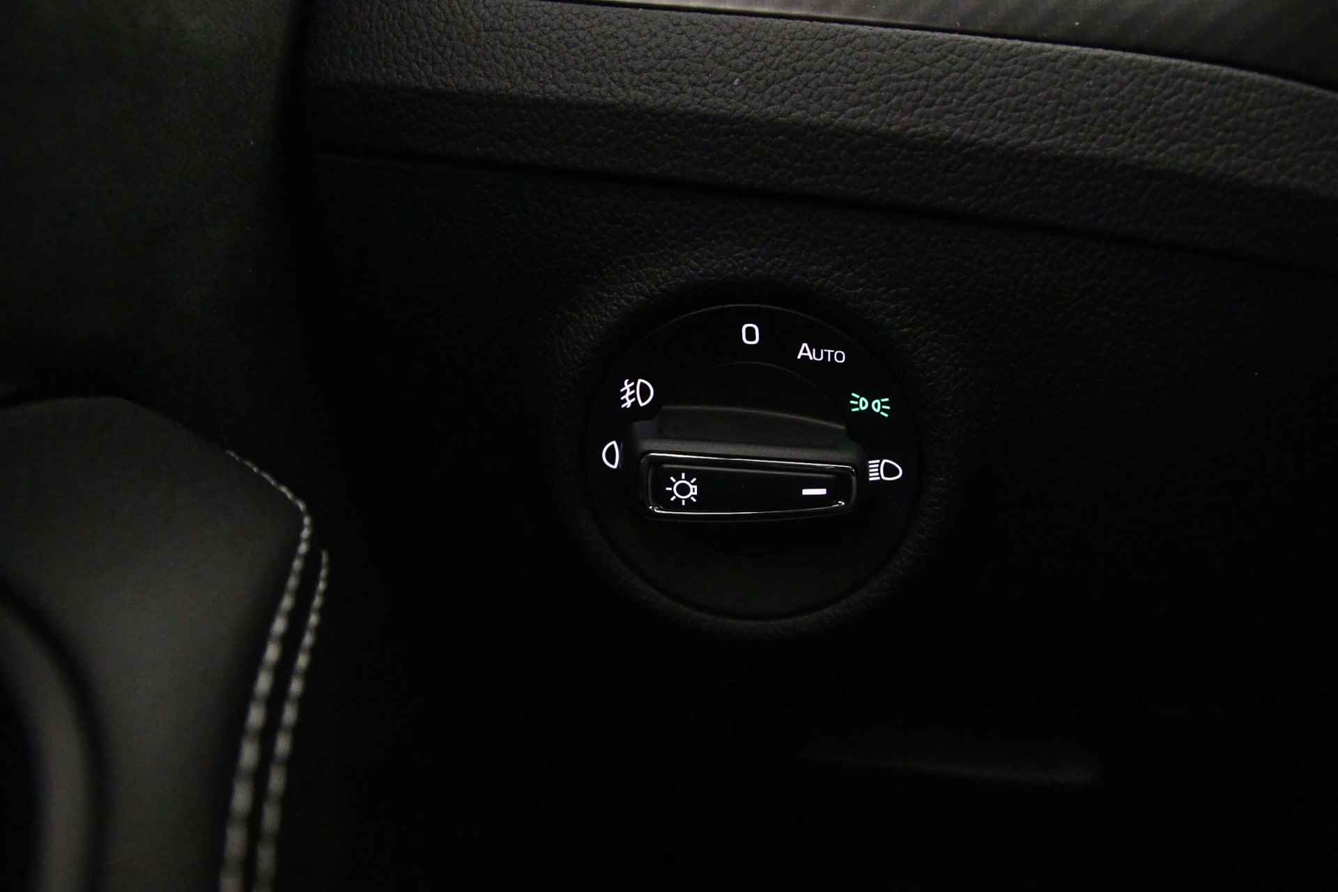Škoda Superb Combi Sportline Business Edition 1.4 TSI PHEV 218pk DSG Automaat Trekhaak, Panoramadak, Adaptive cruise control, Elektrische achterklep, Navigatie, 360 camera, Stoelverwarming, Verwarmde voorruit, Stuurwiel verwarmd - 16/54