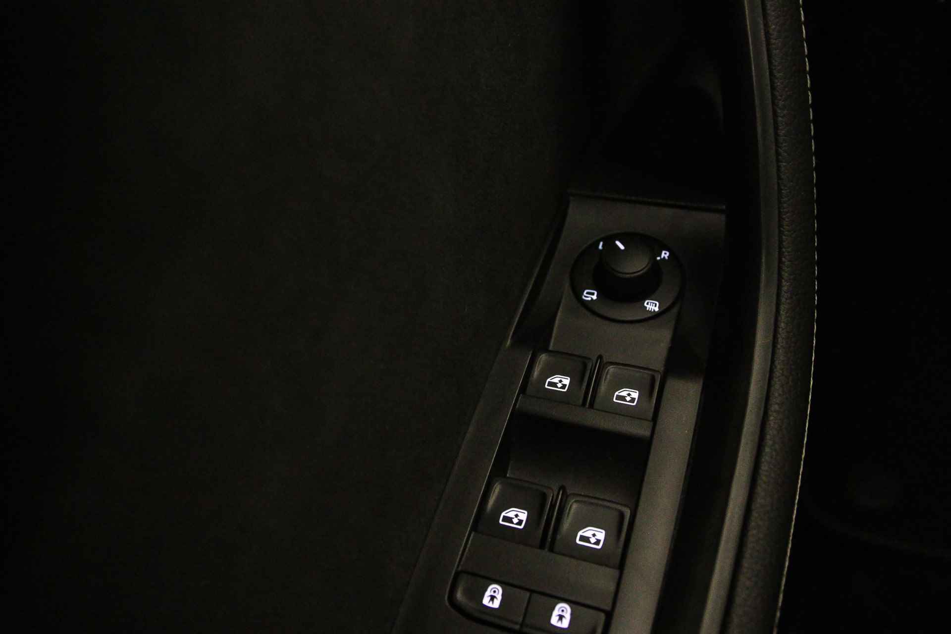 Škoda Superb Combi Sportline Business Edition 1.4 TSI PHEV 218pk DSG Automaat Trekhaak, Panoramadak, Adaptive cruise control, Elektrische achterklep, Navigatie, 360 camera, Stoelverwarming, Verwarmde voorruit, Stuurwiel verwarmd - 17/54