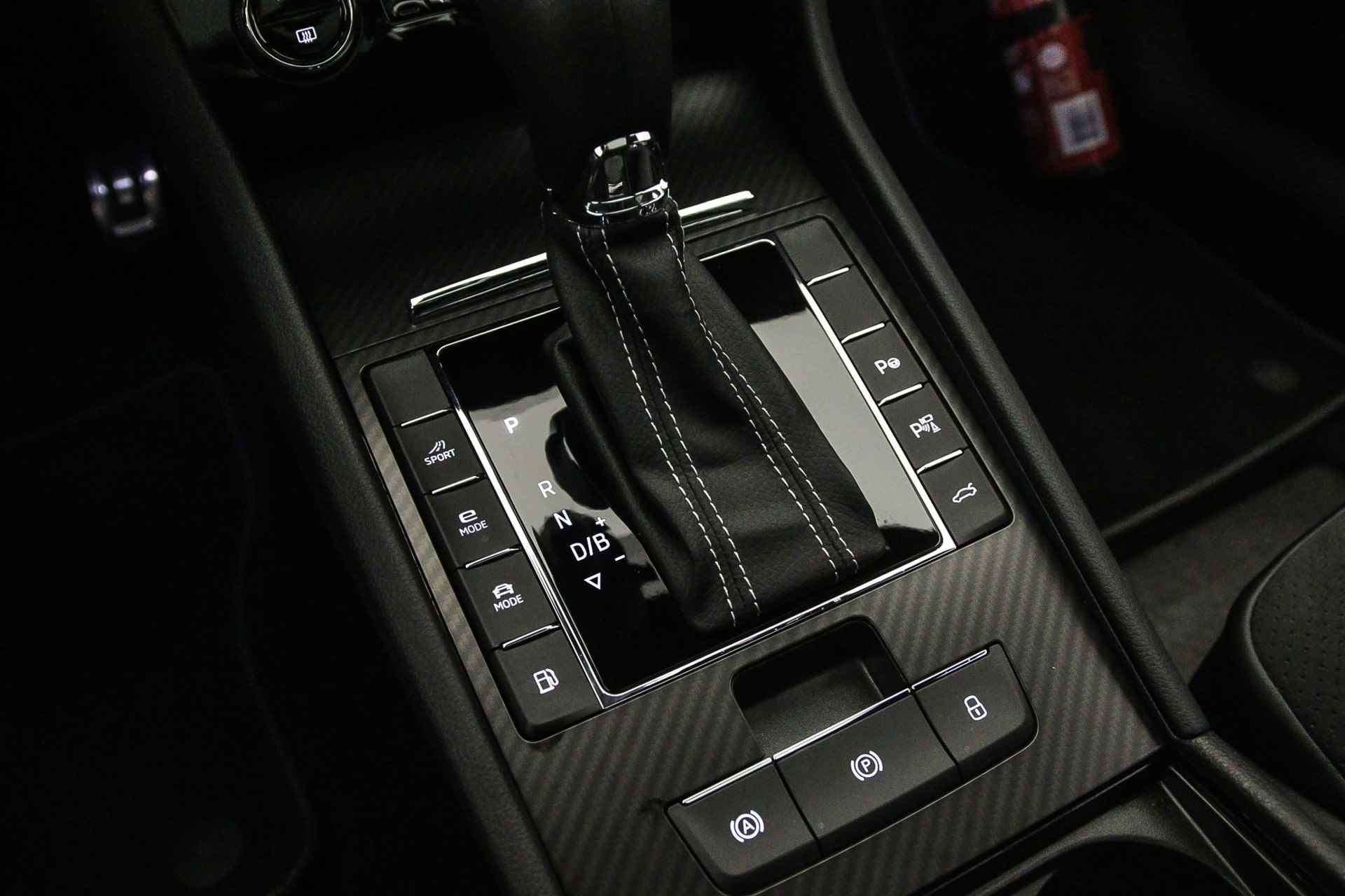Škoda Superb Combi Sportline Business Edition 1.4 TSI PHEV 218pk DSG Automaat Trekhaak, Panoramadak, Adaptive cruise control, Elektrische achterklep, Navigatie, 360 camera, Stoelverwarming, Verwarmde voorruit, Stuurwiel verwarmd - 19/54