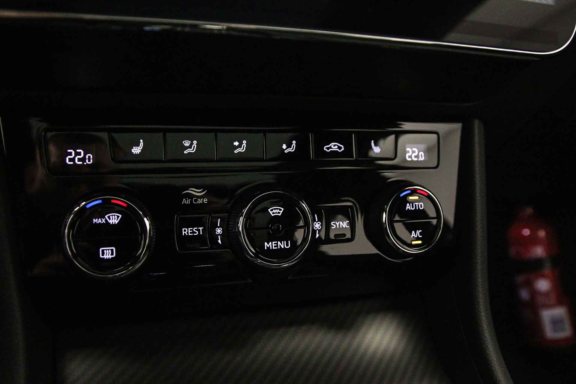 Škoda Superb Combi Sportline Business Edition 1.4 TSI PHEV 218pk DSG Automaat Trekhaak, Panoramadak, Adaptive cruise control, Elektrische achterklep, Navigatie, 360 camera, Stoelverwarming, Verwarmde voorruit, Stuurwiel verwarmd - 21/54