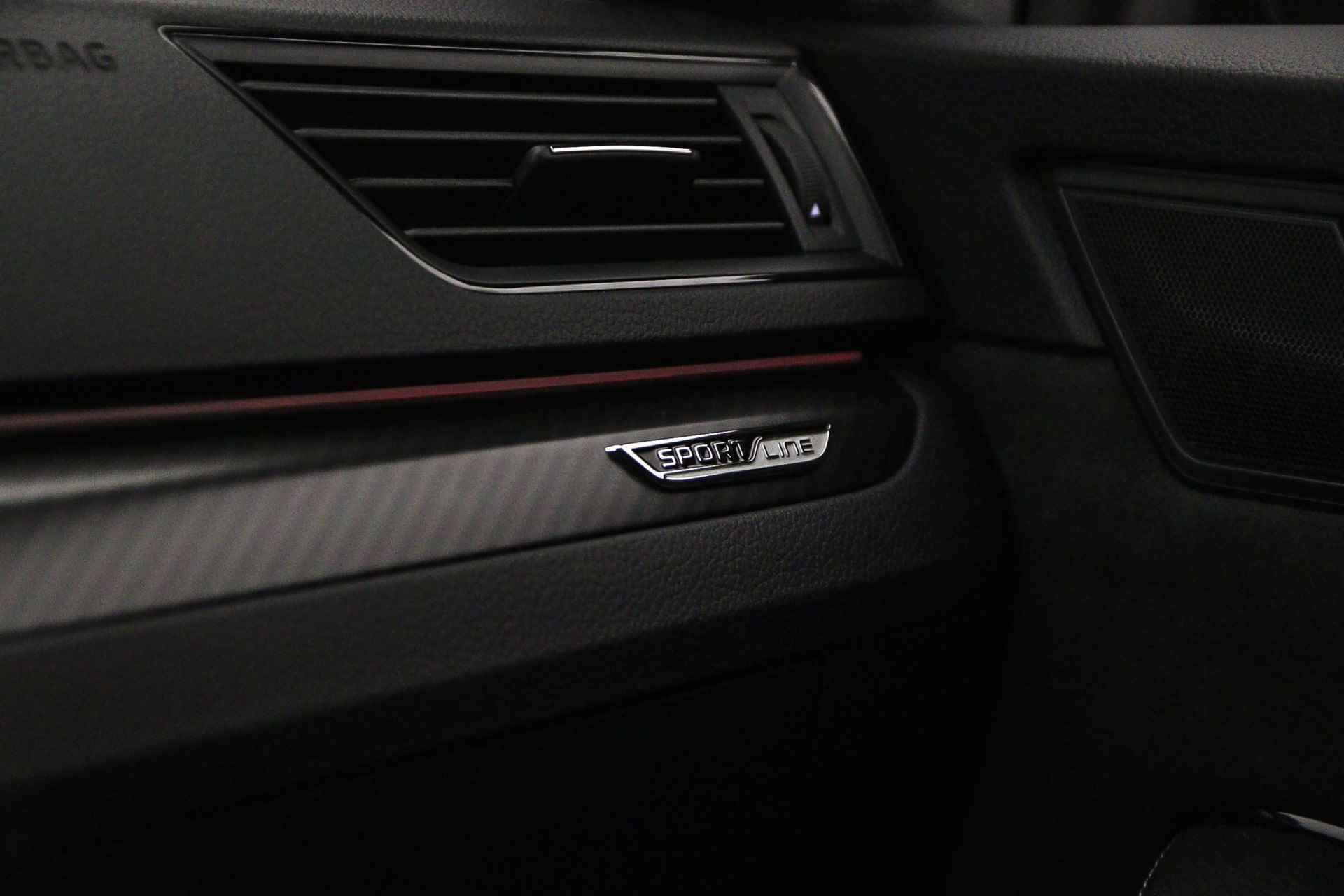 Škoda Superb Combi Sportline Business Edition 1.4 TSI PHEV 218pk DSG Automaat Trekhaak, Panoramadak, Adaptive cruise control, Elektrische achterklep, Navigatie, 360 camera, Stoelverwarming, Verwarmde voorruit, Stuurwiel verwarmd - 33/54