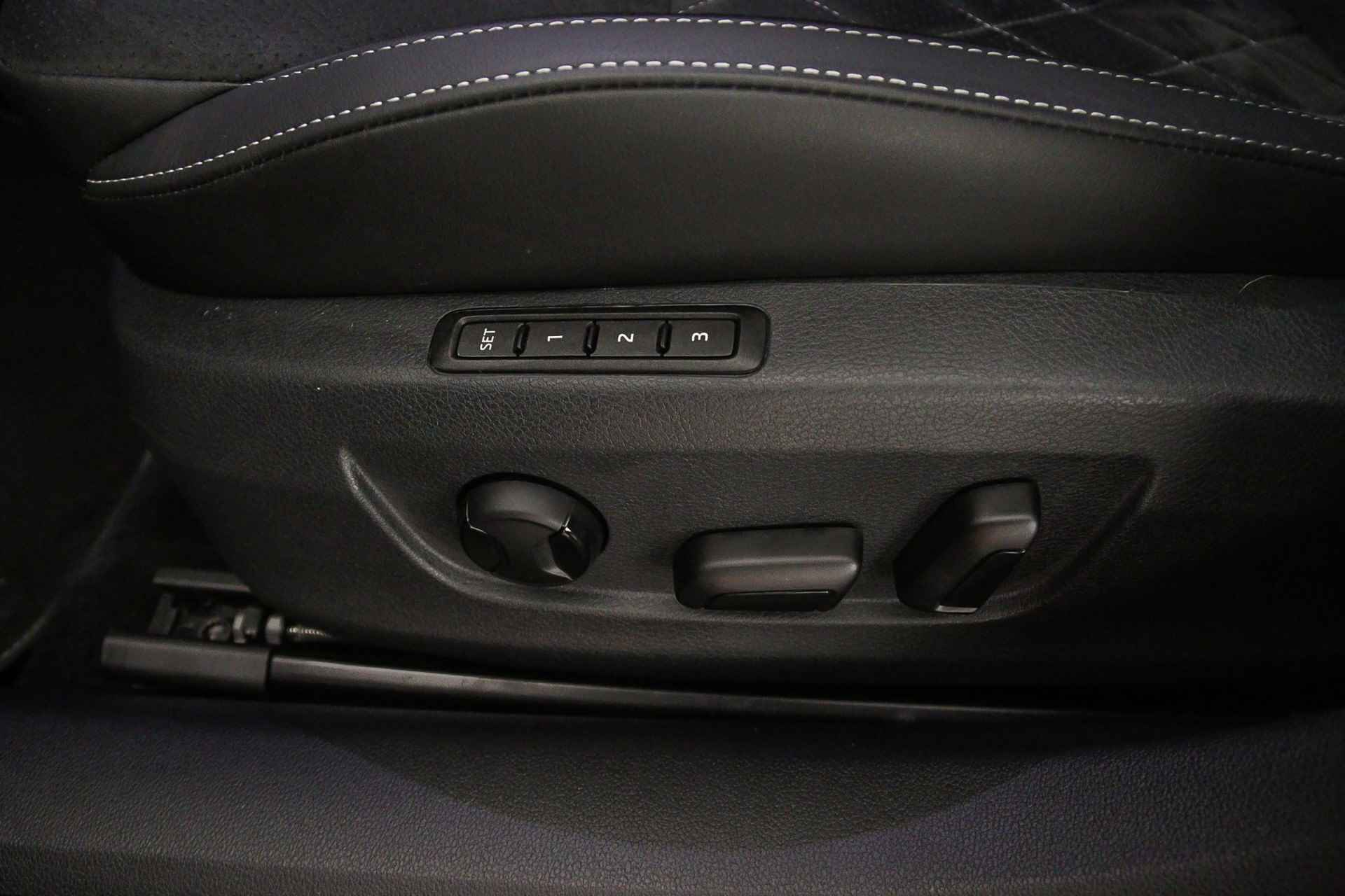 Škoda Superb Combi Sportline Business Edition 1.4 TSI PHEV 218pk DSG Automaat Trekhaak, Panoramadak, Adaptive cruise control, Elektrische achterklep, Navigatie, 360 camera, Stoelverwarming, Verwarmde voorruit, Stuurwiel verwarmd - 35/54