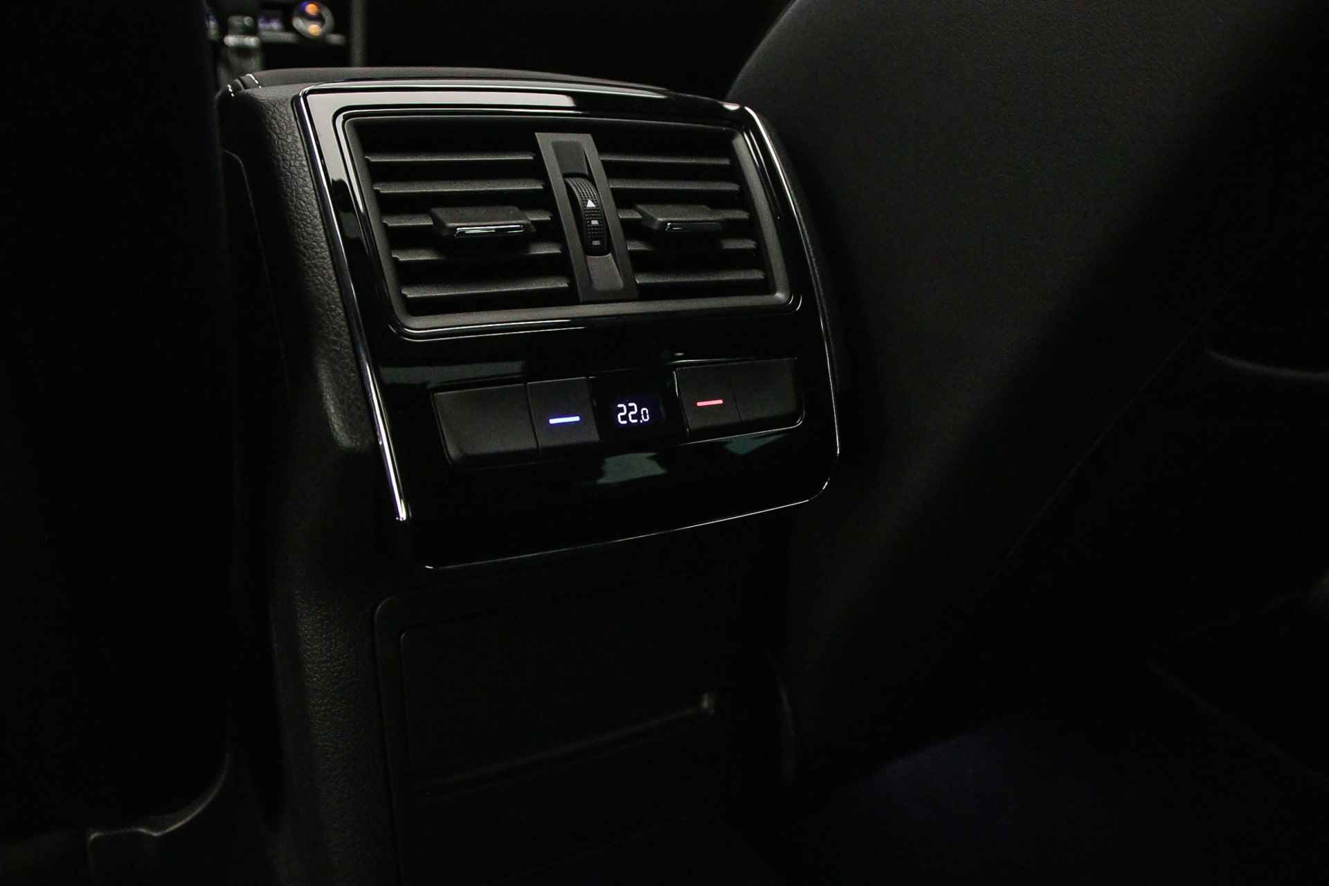 Škoda Superb Combi Sportline Business Edition 1.4 TSI PHEV 218pk DSG Automaat Trekhaak, Panoramadak, Adaptive cruise control, Elektrische achterklep, Navigatie, 360 camera, Stoelverwarming, Verwarmde voorruit, Stuurwiel verwarmd - 42/54