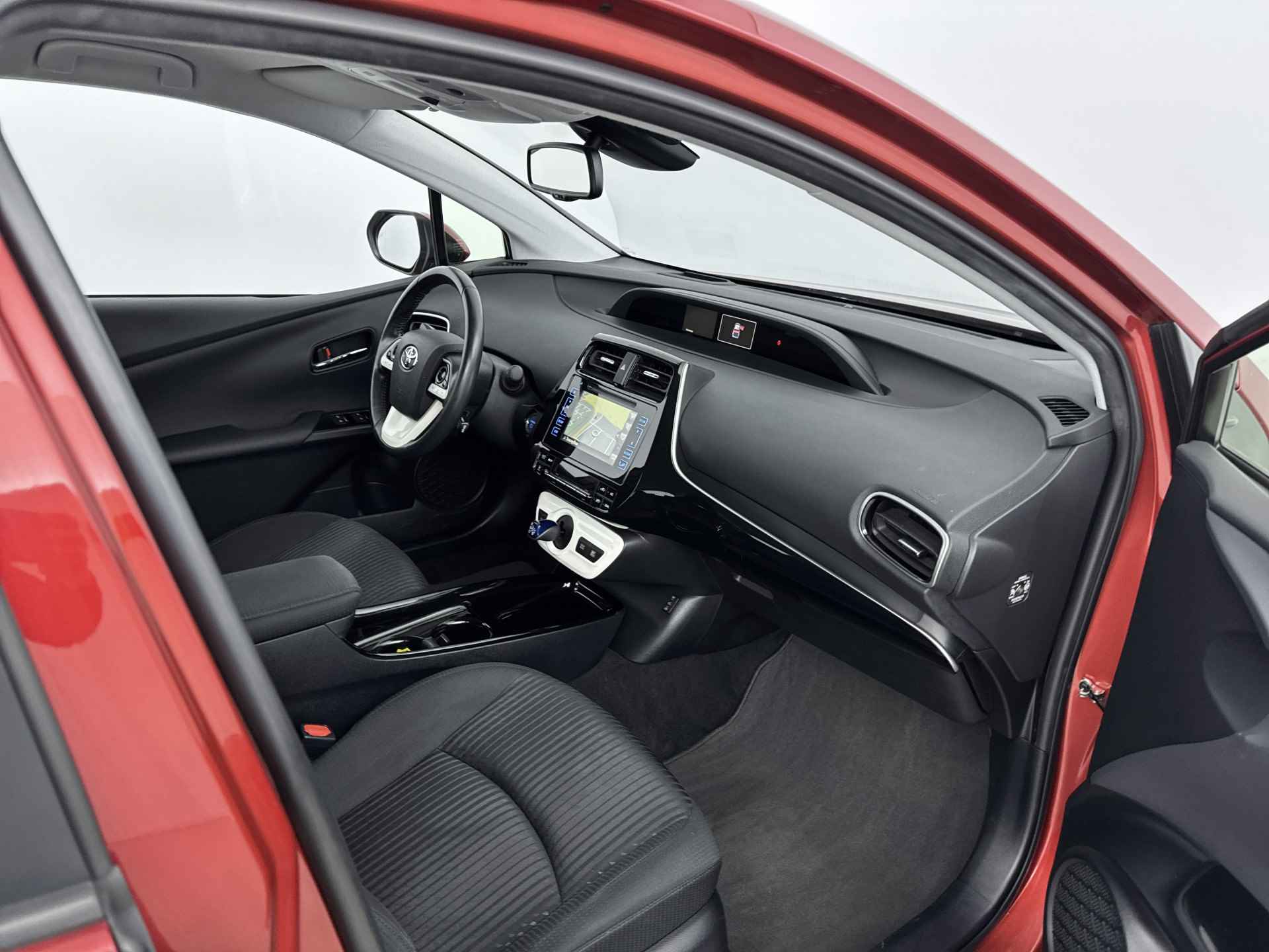 Toyota Prius 1.8 Business Plus | Navigatie | Head-up Display | Stoelverwarming | - 30/41