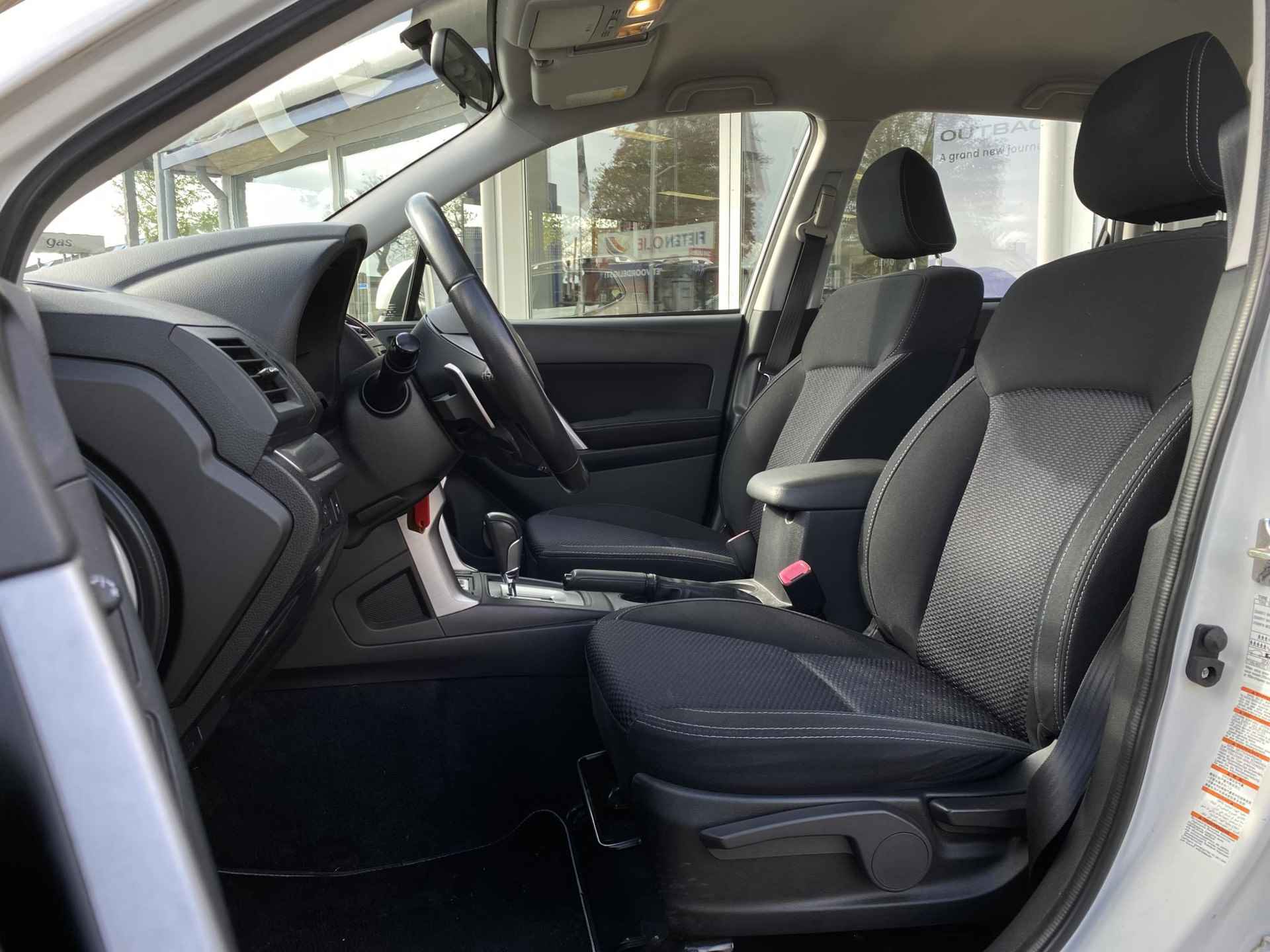 Subaru Forester 2.0 Luxury | Stoelverwarming voor | Cruise control | Achteruitrijcamera | Climate control | Bluetooth | Trekhaak | - 2/35