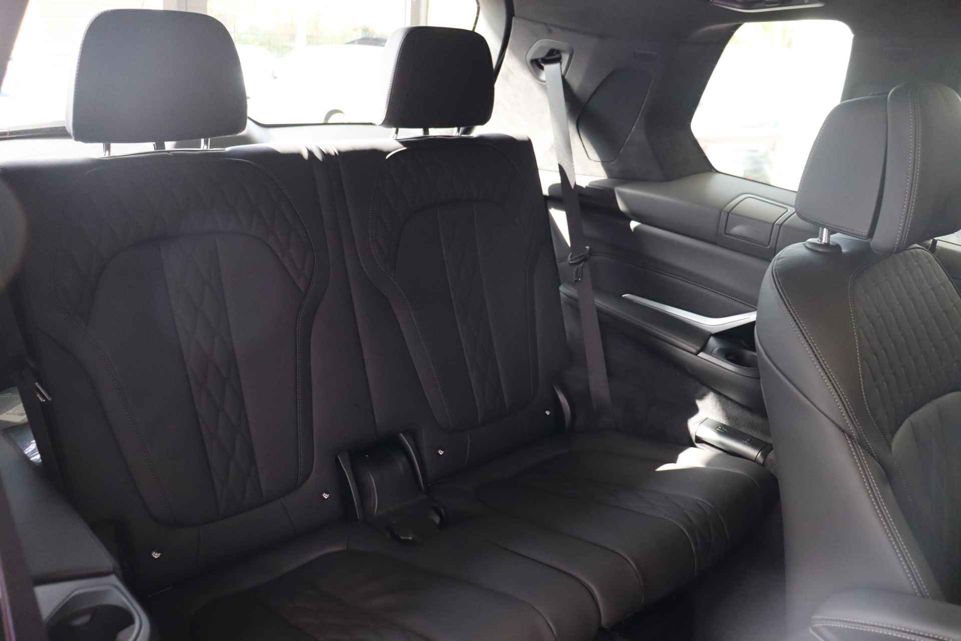 BMW X7 M60i xDrive High Executive Automaat / Panoramadak Sky Lounge / Trekhaak / Massagefunctie / Bowers & Wilkins / Parking Assistant Professional / Active Steering / Soft-Close - 22/27