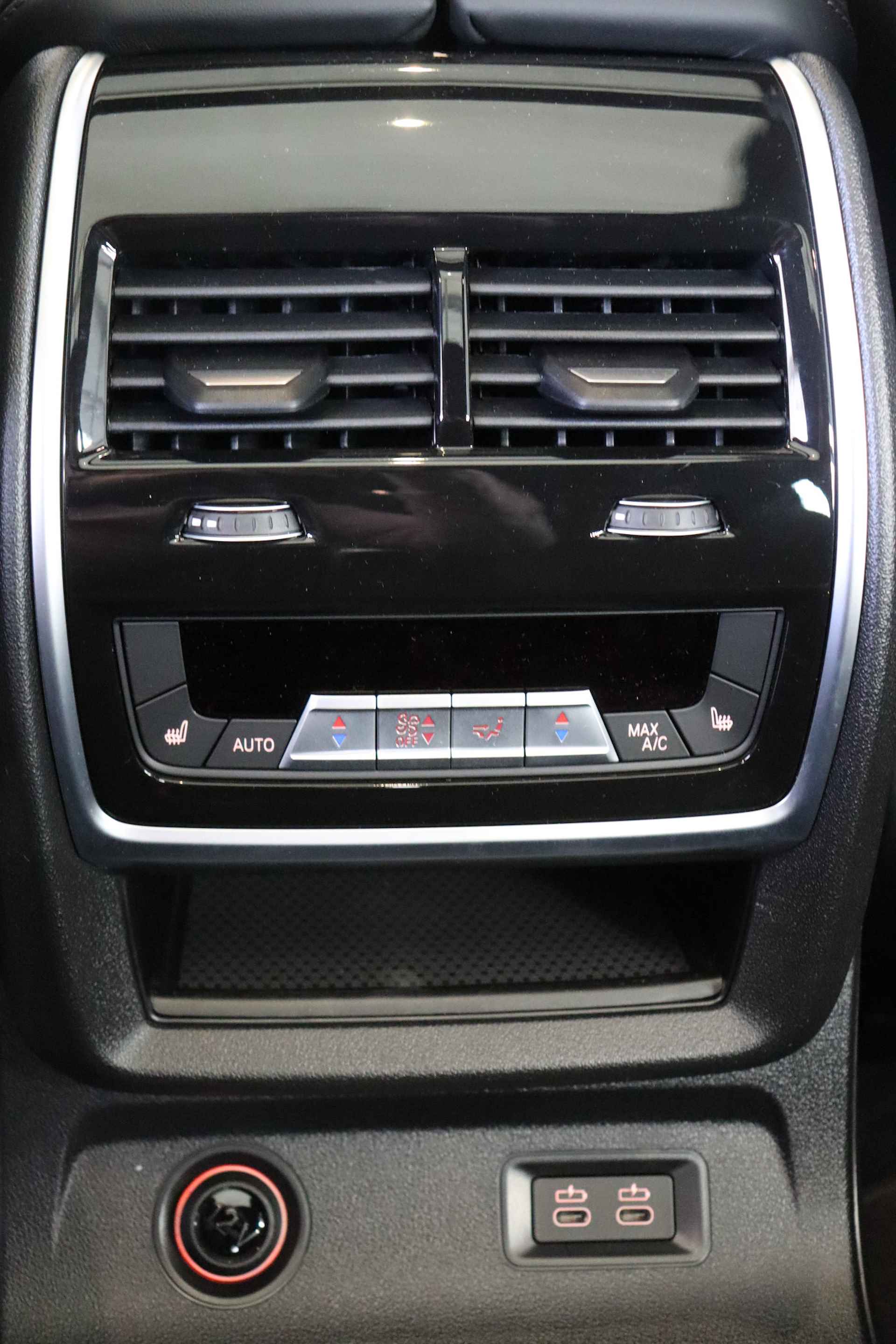 BMW X7 M60i xDrive High Executive Automaat / Panoramadak Sky Lounge / Trekhaak / Massagefunctie / Bowers & Wilkins / Parking Assistant Professional / Active Steering / Soft-Close - 27/27
