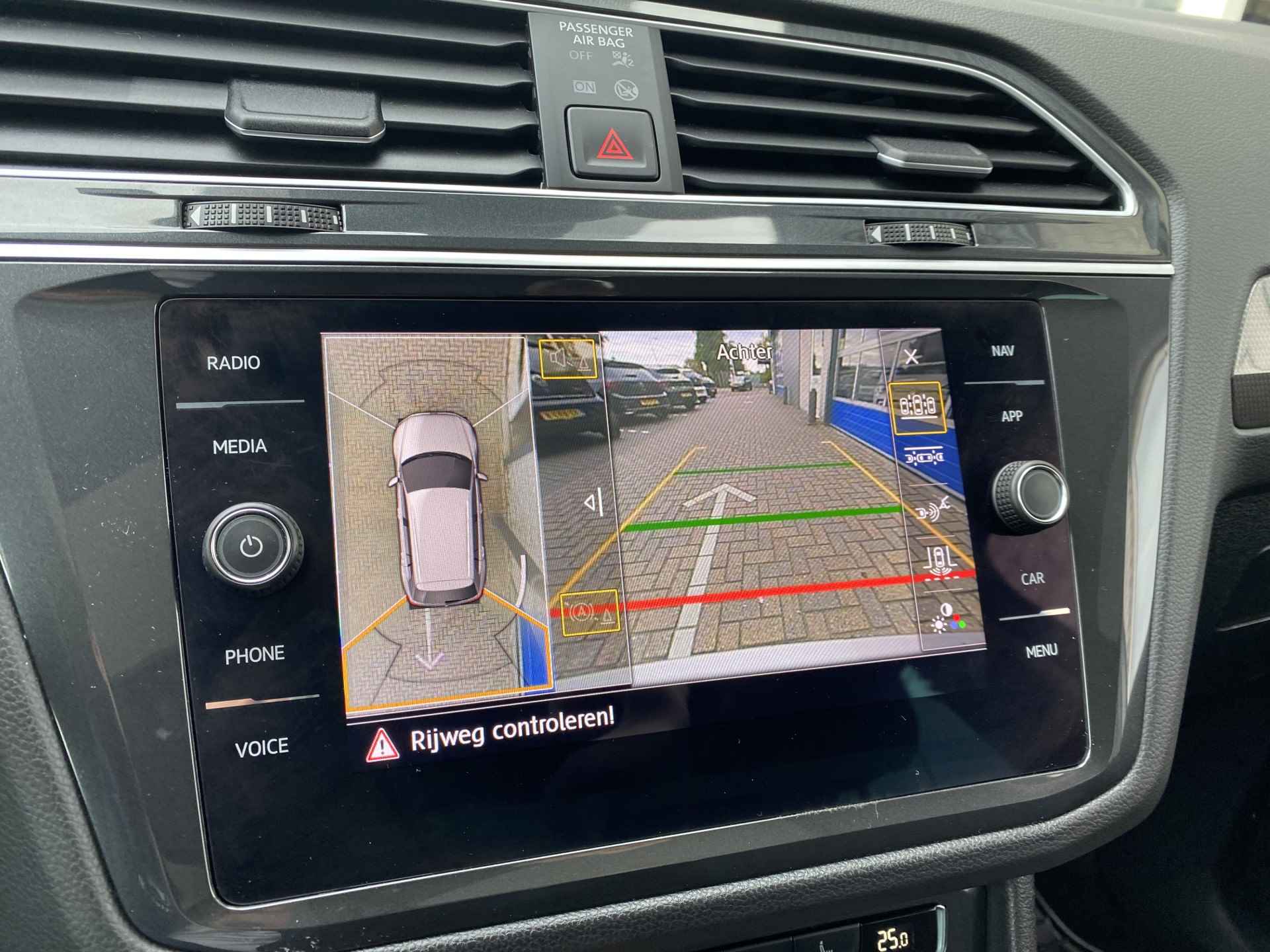 Volkswagen Tiguan 1.5 TSI R-Line / AUTOMAAT/ PANO/ DYNAUDIO/ 360 CAMERA/ PARK. SENSOREN/ LED/ DODE HOEK/ HEAD UP DISPLAY/ STOEL VERWARM./ DIGITAL DASHBOARD/ ADAPT. CRUISE/ BLUETOOTH/ NAVI/ CLIMA/ DAB/ 19" LMV/ - 23/44