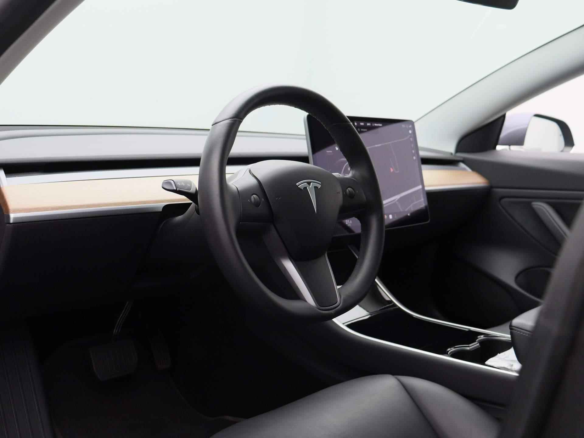 Tesla Model 3 Standard RWD Plus 60 kWh | LEDER | ACHTERUITRIJCAMERA | PANORAMADAK | BESTUURDERSSTOEL ELEKTRISCH VERSTELBAAR | LED VERLICHTING | |NAVIGATIE | - 30/36