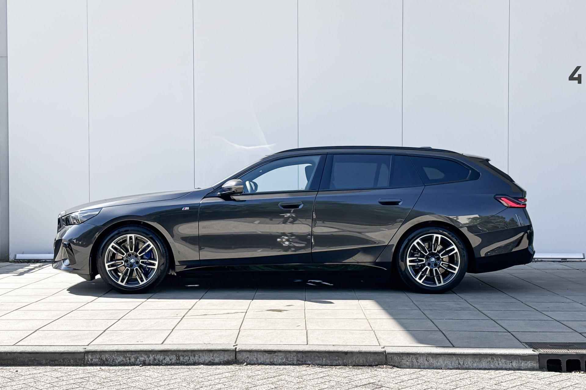 BMW i5 Touring eDrive40 M Sport Edition M-Sport / Driving Assistant Plus / Stoelventilatie / 19" / Elektrisch verstelbare stoelen / Harman Kardon Audio - 2/24