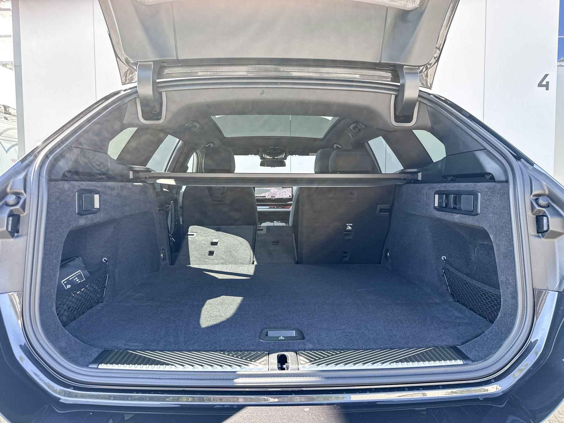 BMW i5 Touring eDrive40 M Sport Edition M-Sport / Driving Assistant Plus / Stoelventilatie / 19" / Elektrisch verstelbare stoelen / Harman Kardon Audio - 18/24