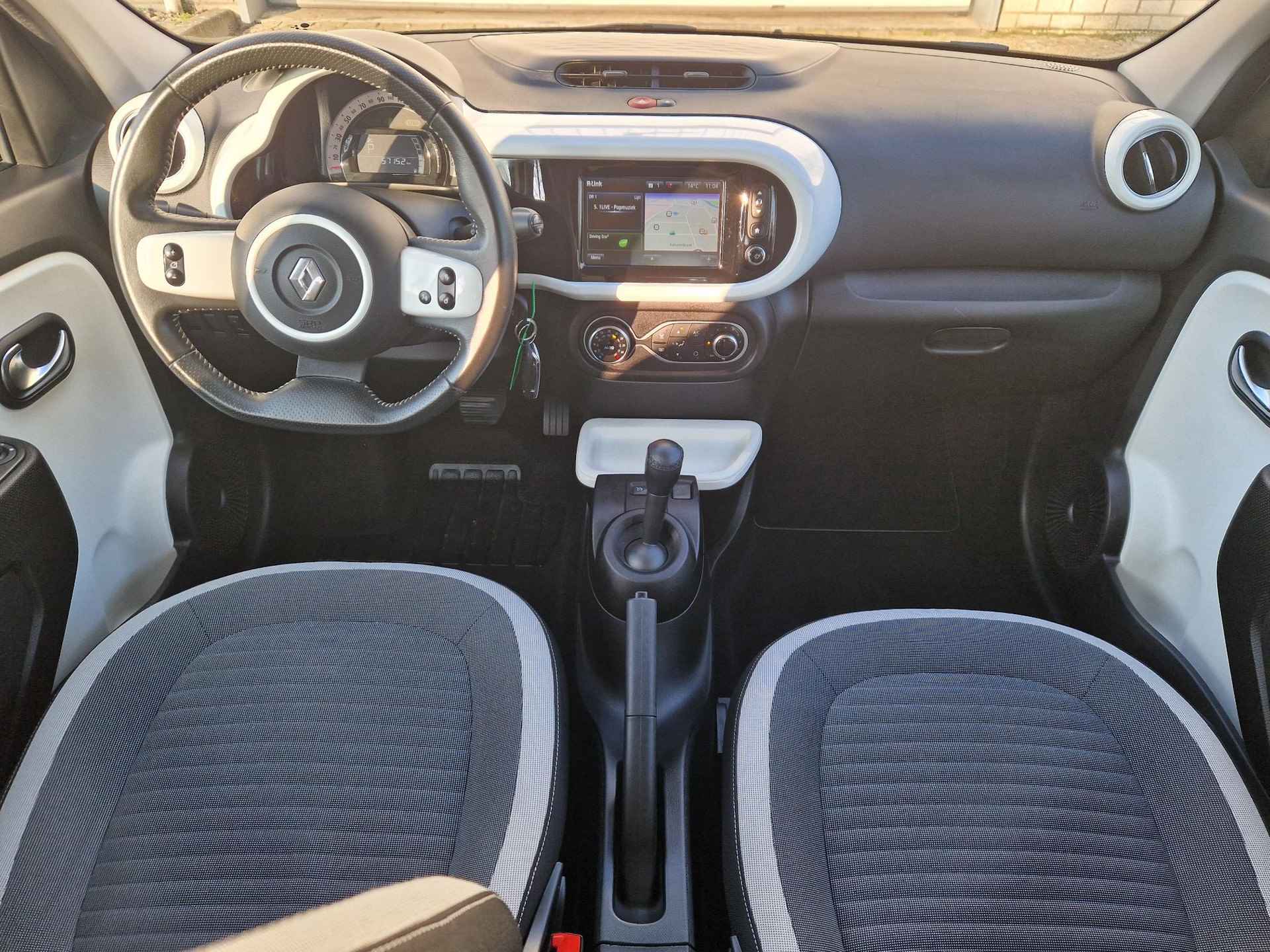 Renault Twingo 1.0 SCe Intens Automaat / Volledig Onderhouden / All Season Banden / Apple Carplay / Android Auto  / Navigatie / Achterruitrijcamera / 16" Lmv / - 2/35