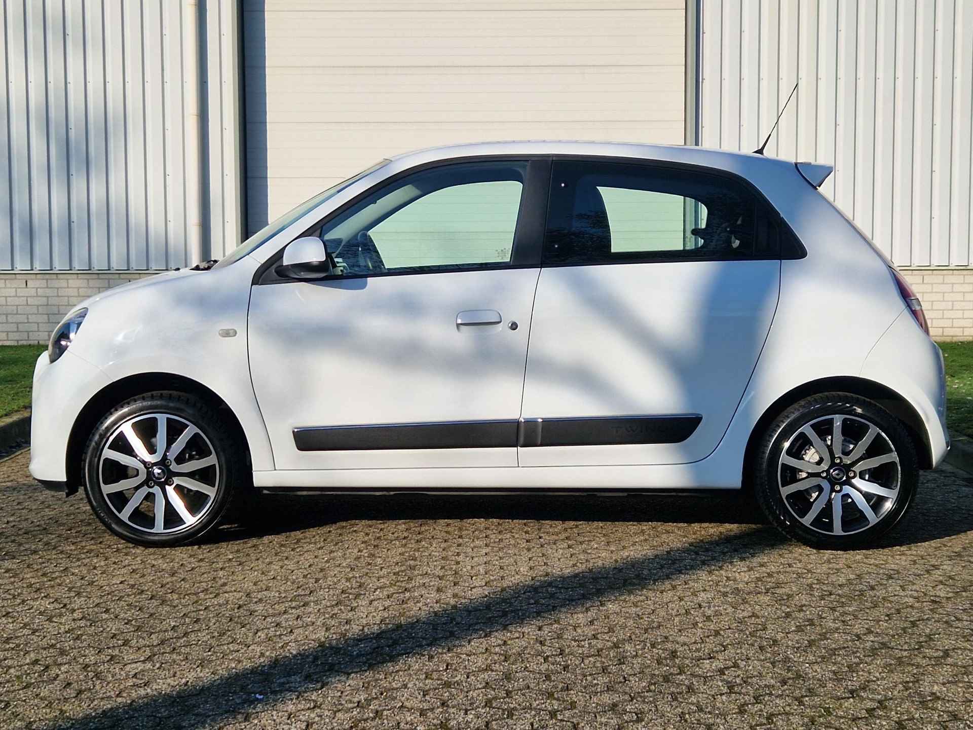 Renault Twingo 1.0 SCe Intens Automaat / Volledig Onderhouden / All Season Banden / Apple Carplay / Android Auto  / Navigatie / Achterruitrijcamera / 16" Lmv / - 11/35