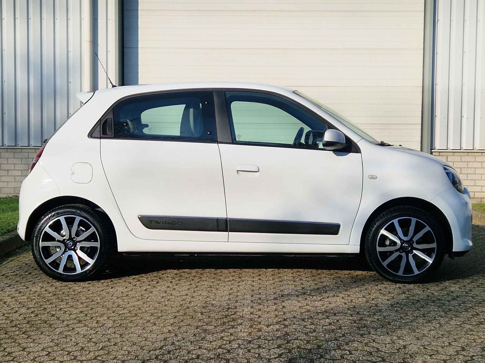 Renault Twingo 1.0 SCe Intens Automaat / Volledig Onderhouden / All Season Banden / Apple Carplay / Android Auto  / Navigatie / Achterruitrijcamera / 16" Lmv / - 20/35