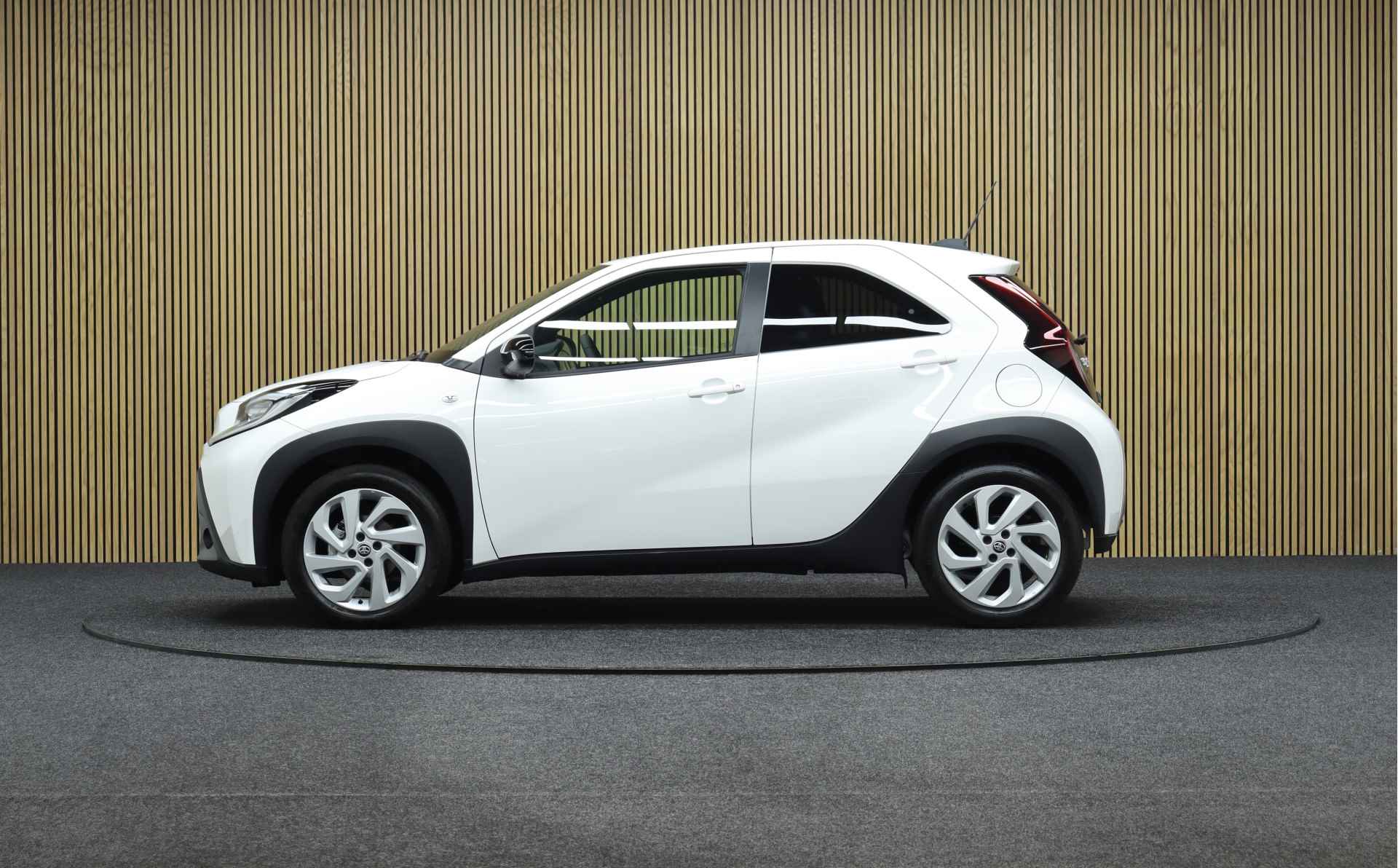 Toyota Aygo X 1.0 VVT-i S-CVT Automaat Pulse Facelift | Direct Leverbaar | Clima | Maps Navigatie | Full led | Winterpakket - 2/33