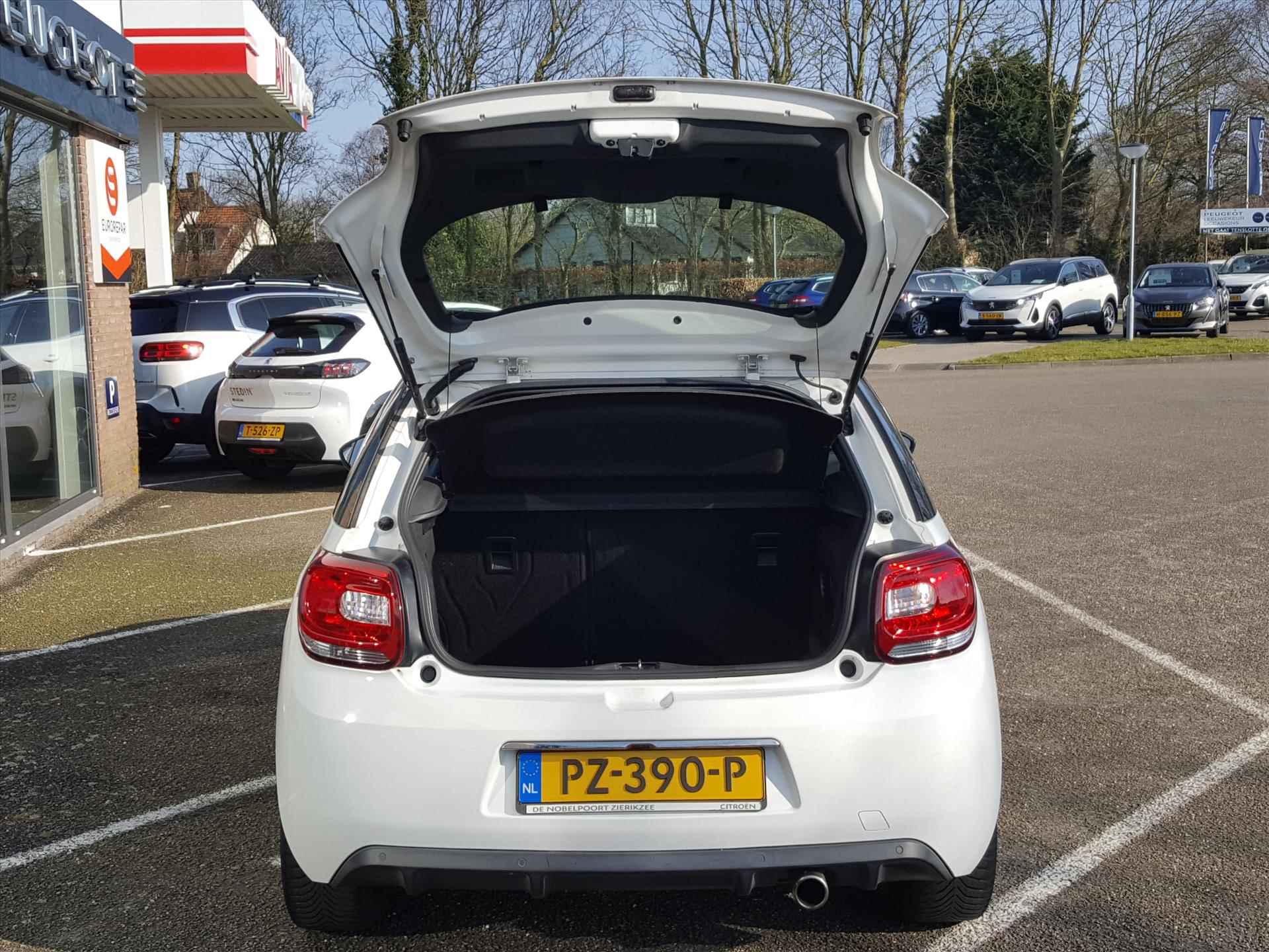 Ds Ds 3 SO SHIC 1.2 PureTech-110pk Navigatie | Cruise & Climate control | Achteruitrijcamera | Parkeersensoren | Bluetooth | LM-velgen | Zwart dak - 6/43