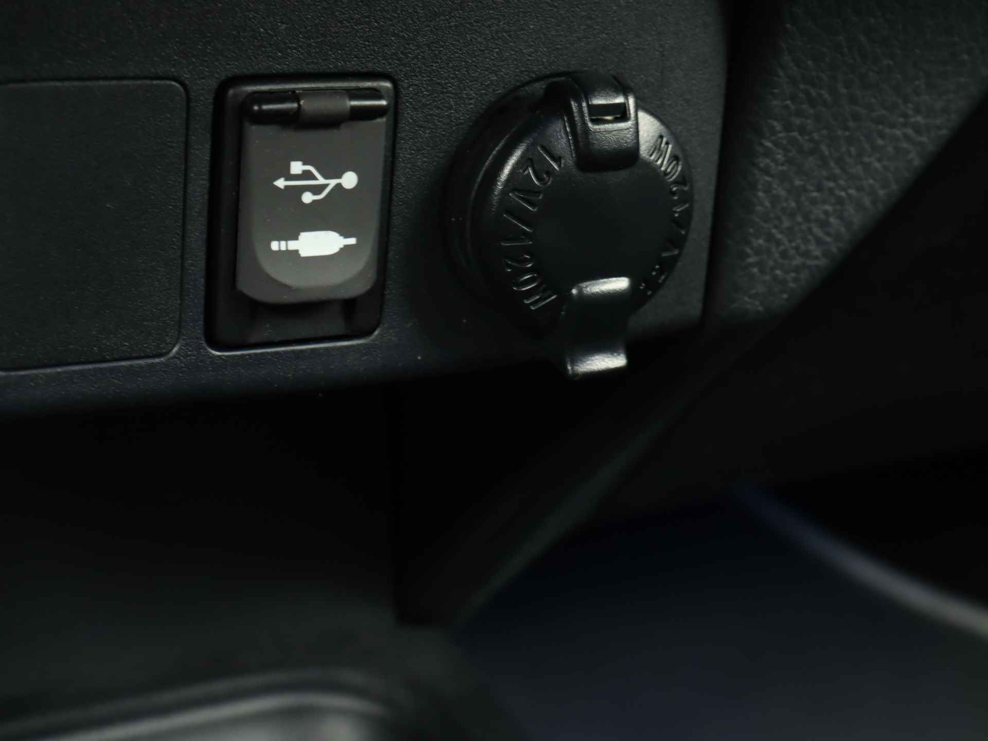 Toyota RAV4 2.5 Hybrid Black Edition Limited | Parkeersensoren voor & achter | Achteruitrijcamera | Navigatie | - 30/40