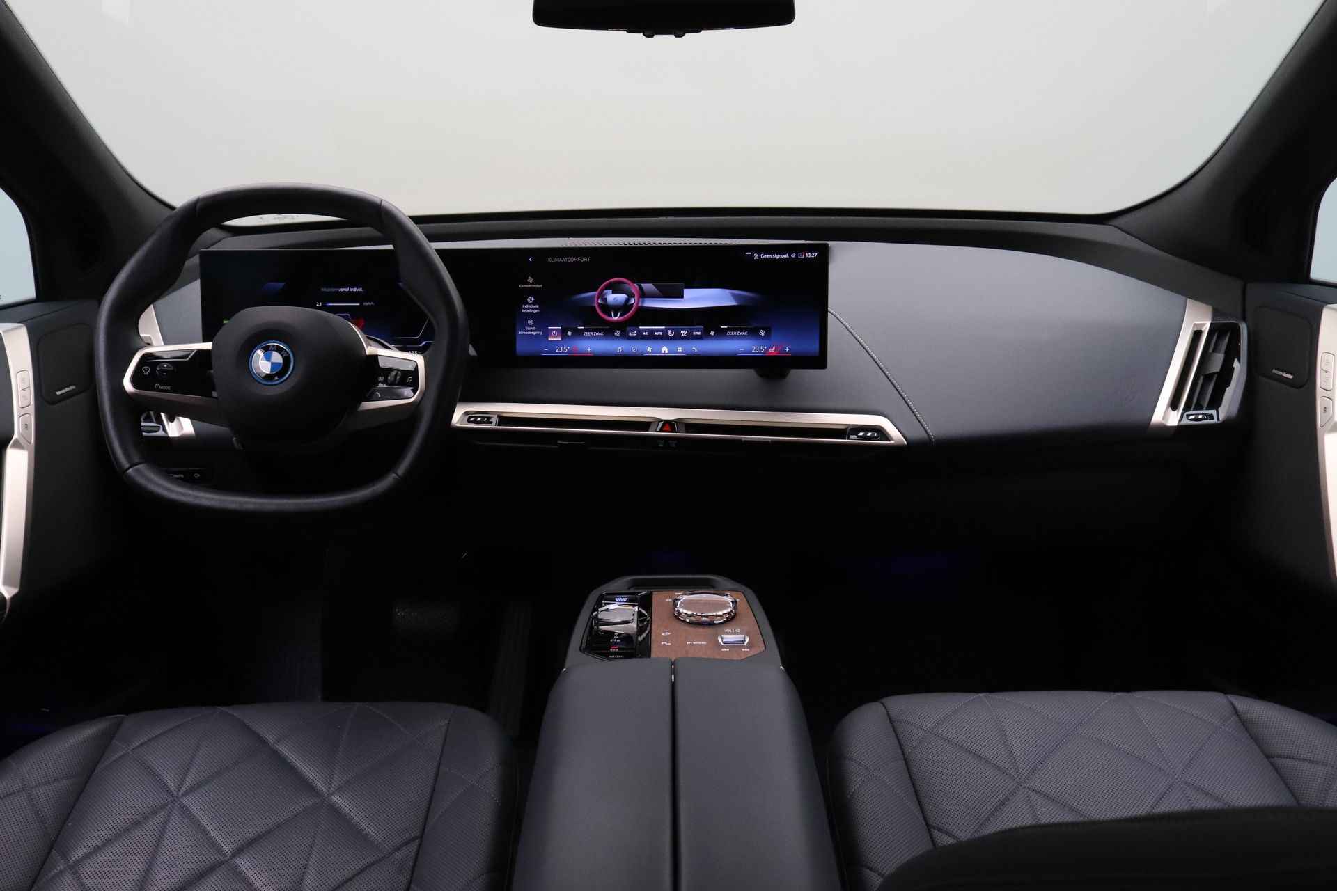 BMW iX xDrive40 Business Edition Plus 77 kWh | Laserlight | Comfort Access | Driving Assistant Professional | Panoramadak | Harman Kardon | Parking Assistant Professional | Stoelventilatie voor beide voorstoelen | Trekhaak elektrisch we - 25/28