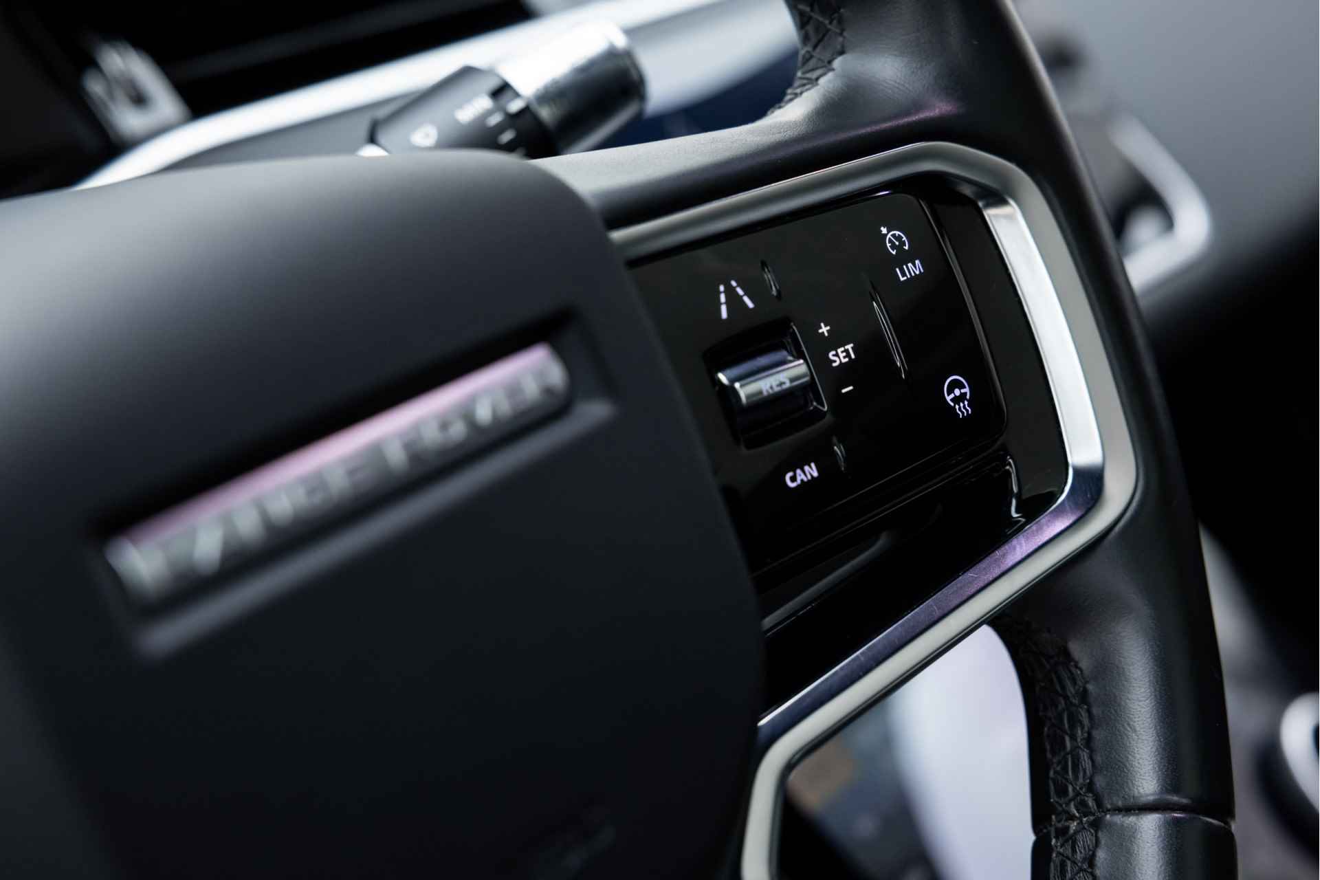 Land Rover Range Rover Evoque P300e Nolita Edition AWD 20 Inch | Afn trekhaak | Glazen dak | Keyless-Go | Meridian | 360gr Camera | Clearsight achteruitkijkspiegel | Verwarmbaar stuurwiel - 12/36