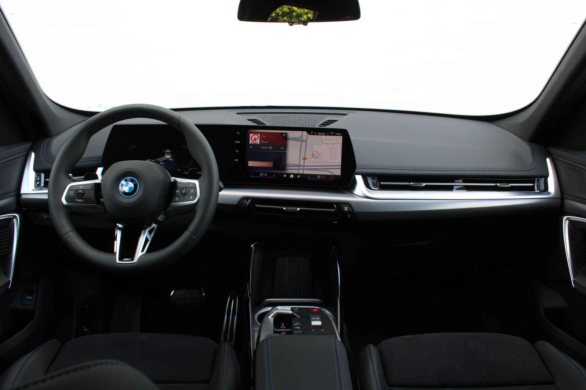 BMW iX1 eDrive20 M Sport / Adaptieve LED / Sportstoelen / M Adaptief onderstel / Parking Assistant / Comfort Access - 26/27