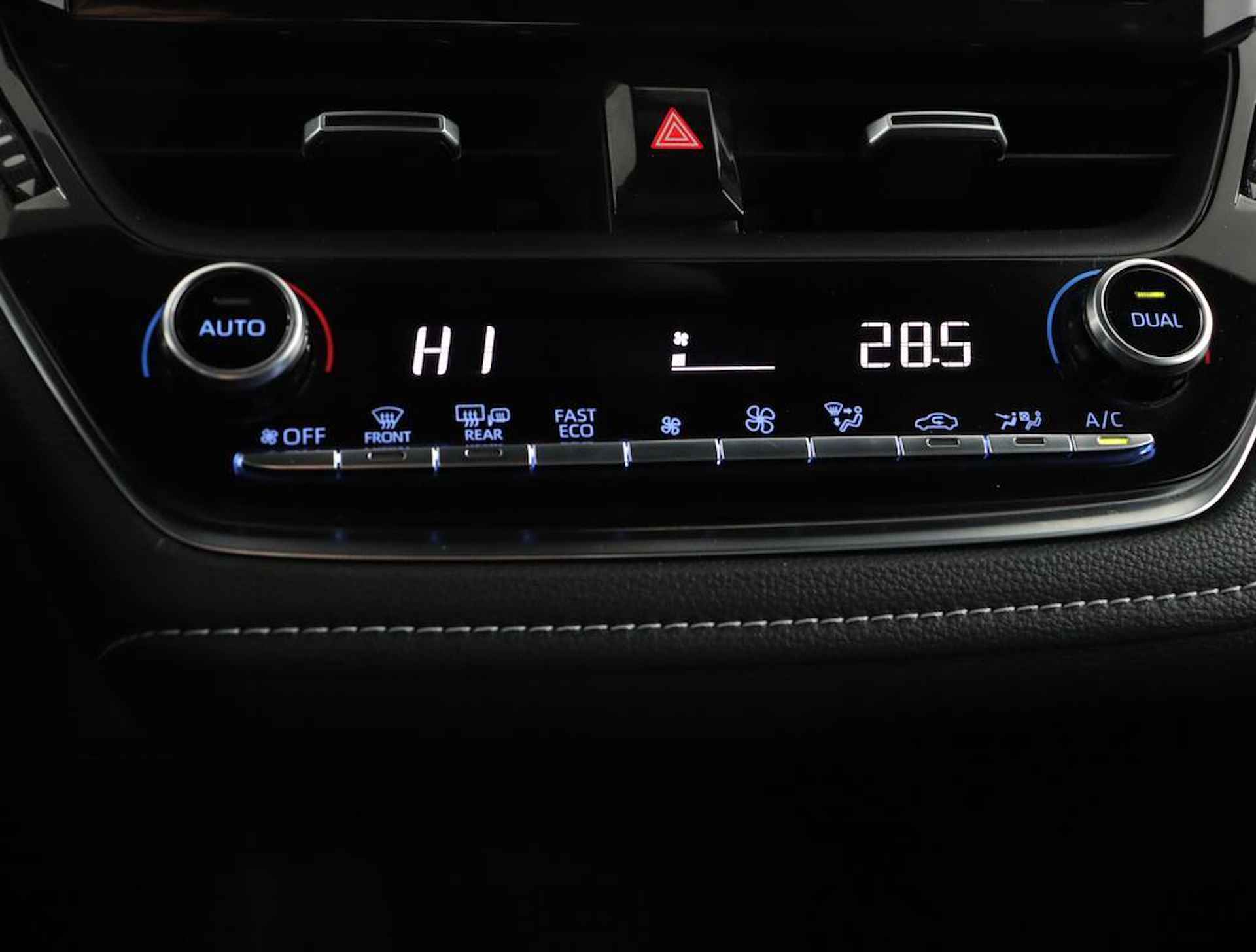 Toyota Corolla Touring Sports 1.8 Hybrid Active | Navigatie | Climate Control | 10 Jaar Garantie! | - 7/49