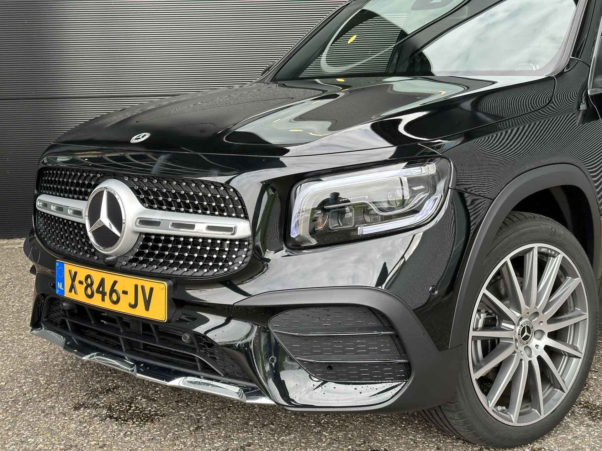 Mercedes-Benz GLB 180 AMG Line | Panoramadak | Multispaaks AMG Velgen | MULTIBEAM LED Koplampen | Verschuifbare Achterstoelen | Sierdelen Lindehout Zwart | Alarm | Sfeerverlichting | Stoelverwarming | Achteruitrijcamera | Showmodel SALE - 2/12