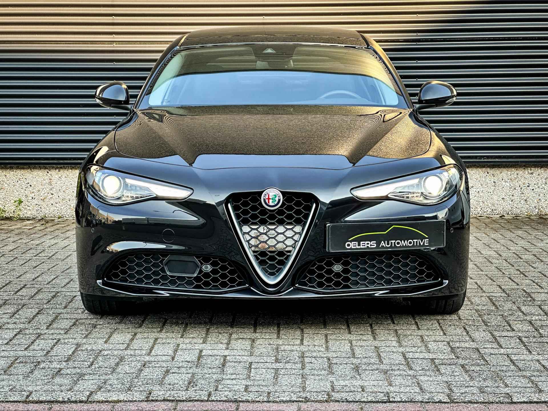 Alfa Romeo Giulia 2.0T Super | Panorama dak | Adaptive cruise | Nero Vulcano | Leder | Clima | Parkeersensoren met camera | - 58/62