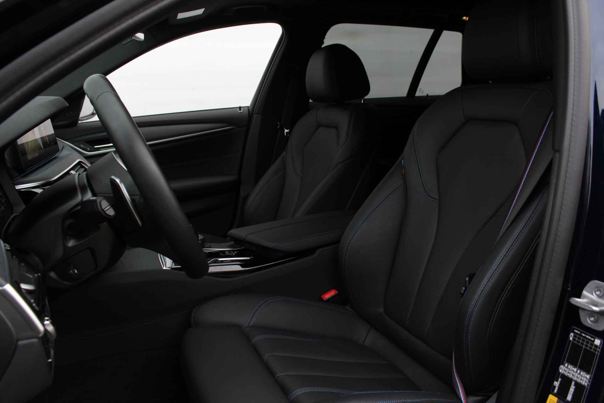 BMW 5 Serie Touring 530e xDrive High Executive M Sport Automaat / Panoramadak / Trekhaak / Sportstoelen / Laserlight / Active Steering / Gesture Control / Driving Assistant Professional - 5/35
