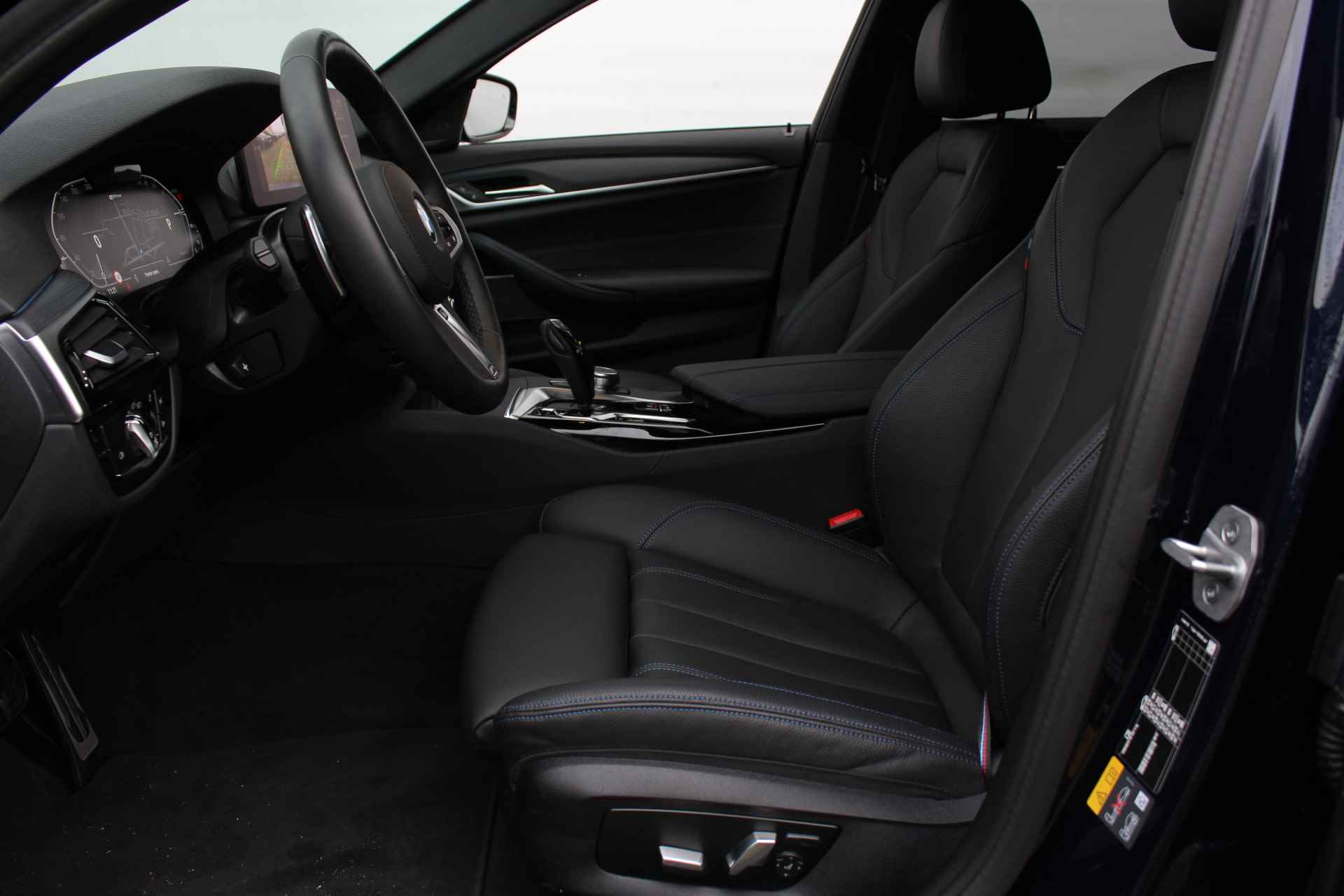 BMW 5 Serie Touring 530e xDrive High Executive M Sport Automaat / Panoramadak / Trekhaak / Sportstoelen / Laserlight / Active Steering / Gesture Control / Driving Assistant Professional - 6/35