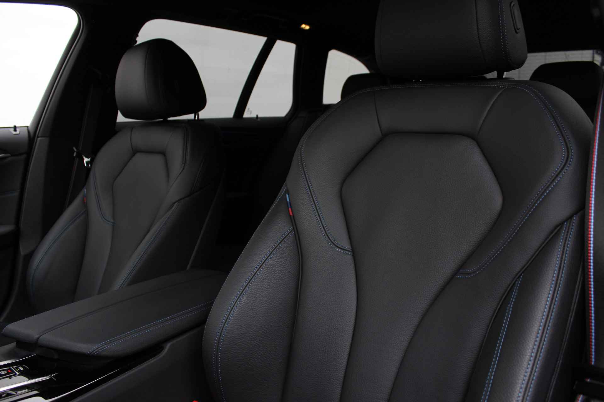 BMW 5 Serie Touring 530e xDrive High Executive M Sport Automaat / Panoramadak / Trekhaak / Sportstoelen / Laserlight / Active Steering / Gesture Control / Driving Assistant Professional - 7/35
