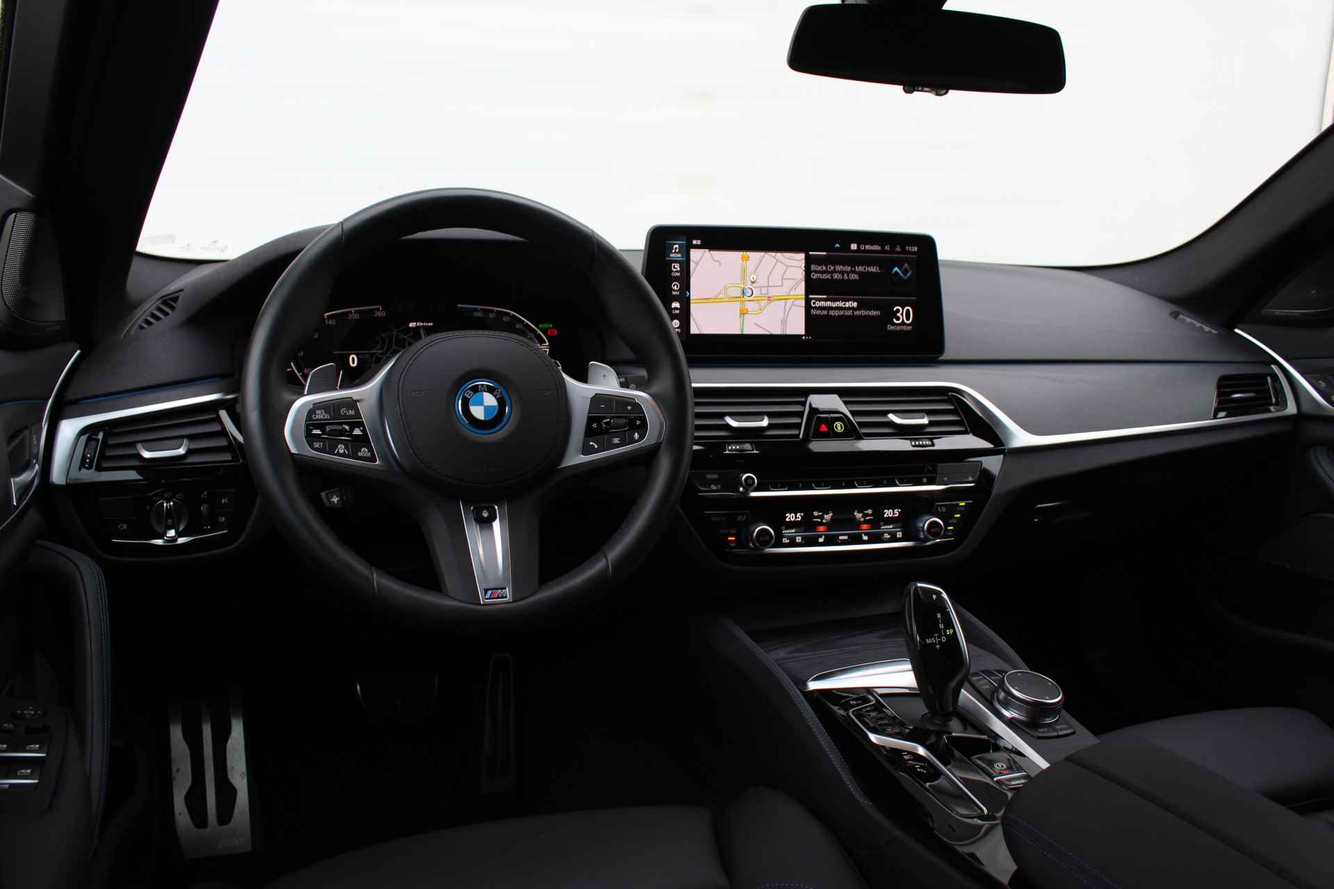 BMW 5 Serie Touring 530e xDrive High Executive M Sport Automaat / Panoramadak / Trekhaak / Sportstoelen / Laserlight / Active Steering / Gesture Control / Driving Assistant Professional - 8/35