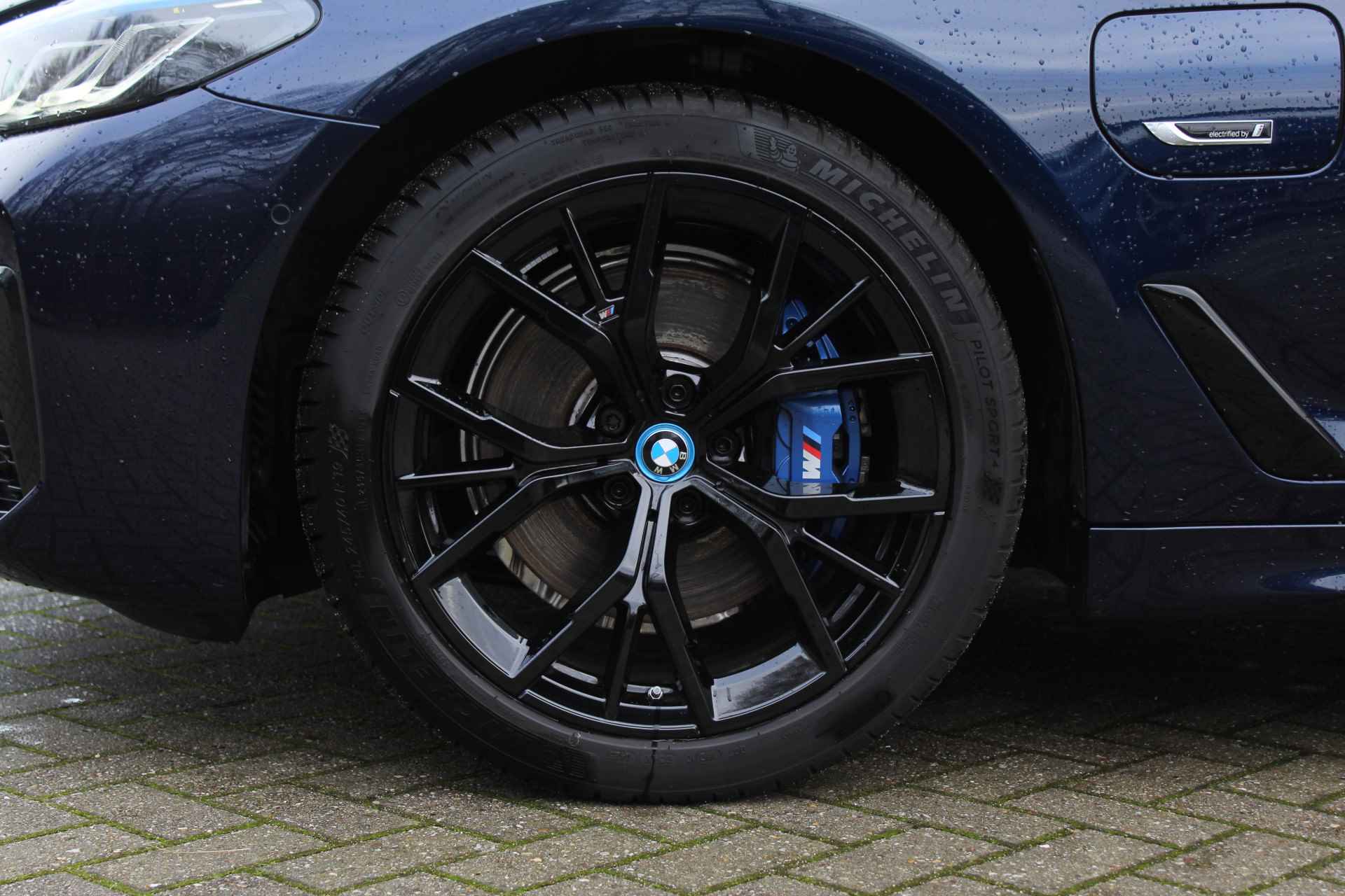 BMW 5 Serie Touring 530e xDrive High Executive M Sport Automaat / Panoramadak / Trekhaak / Sportstoelen / Laserlight / Active Steering / Gesture Control / Driving Assistant Professional - 9/35