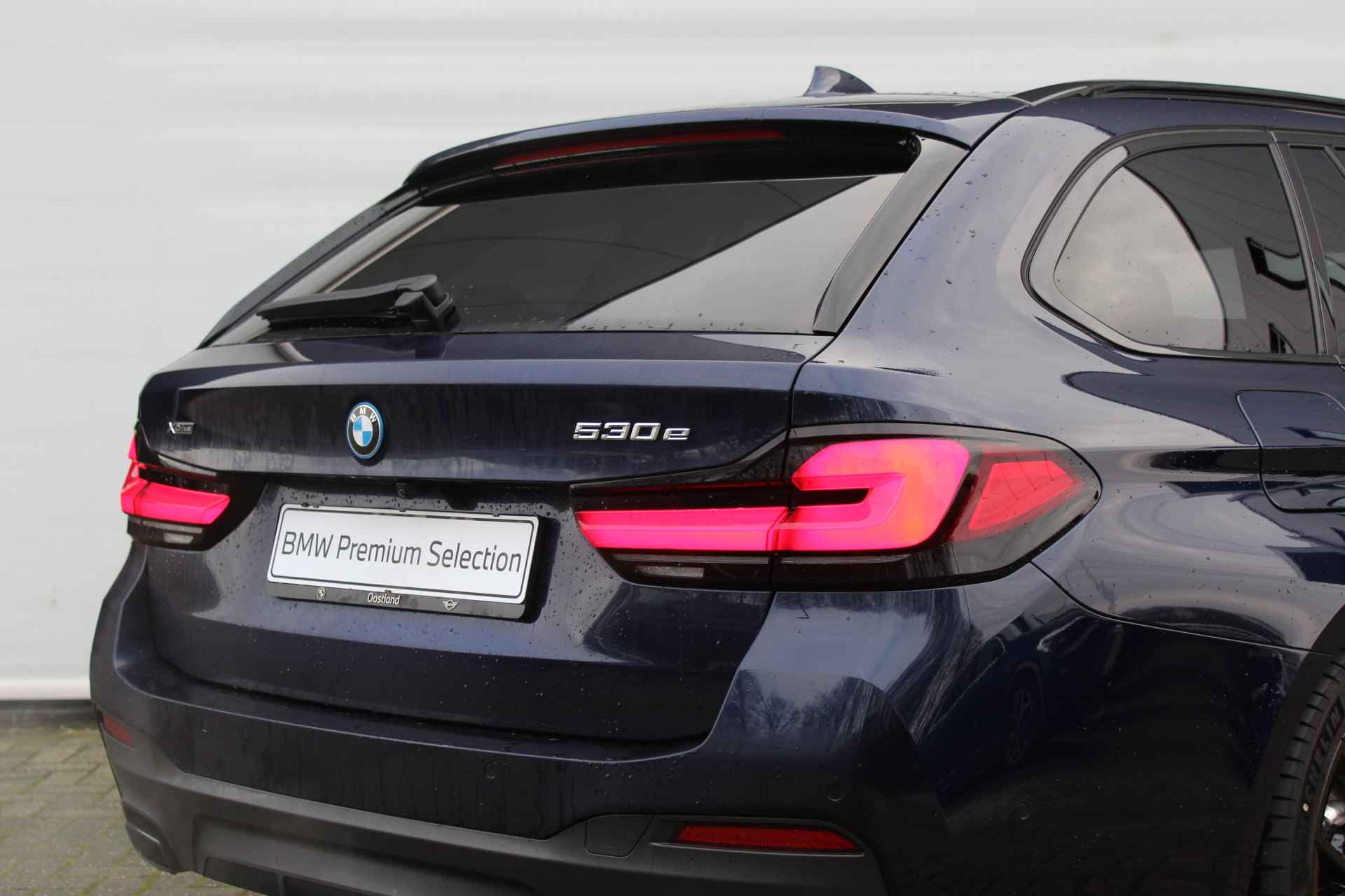 BMW 5 Serie Touring 530e xDrive High Executive M Sport Automaat / Panoramadak / Trekhaak / Sportstoelen / Laserlight / Active Steering / Gesture Control / Driving Assistant Professional - 18/35