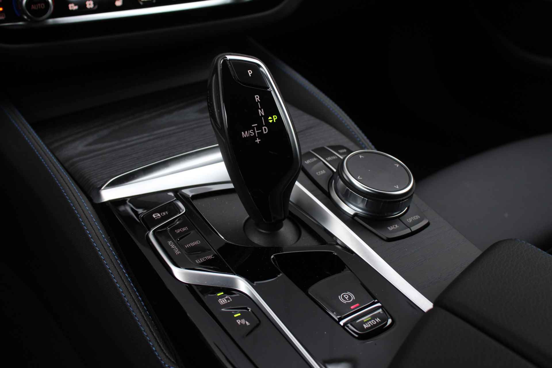 BMW 5 Serie Touring 530e xDrive High Executive M Sport Automaat / Panoramadak / Trekhaak / Sportstoelen / Laserlight / Active Steering / Gesture Control / Driving Assistant Professional - 24/35
