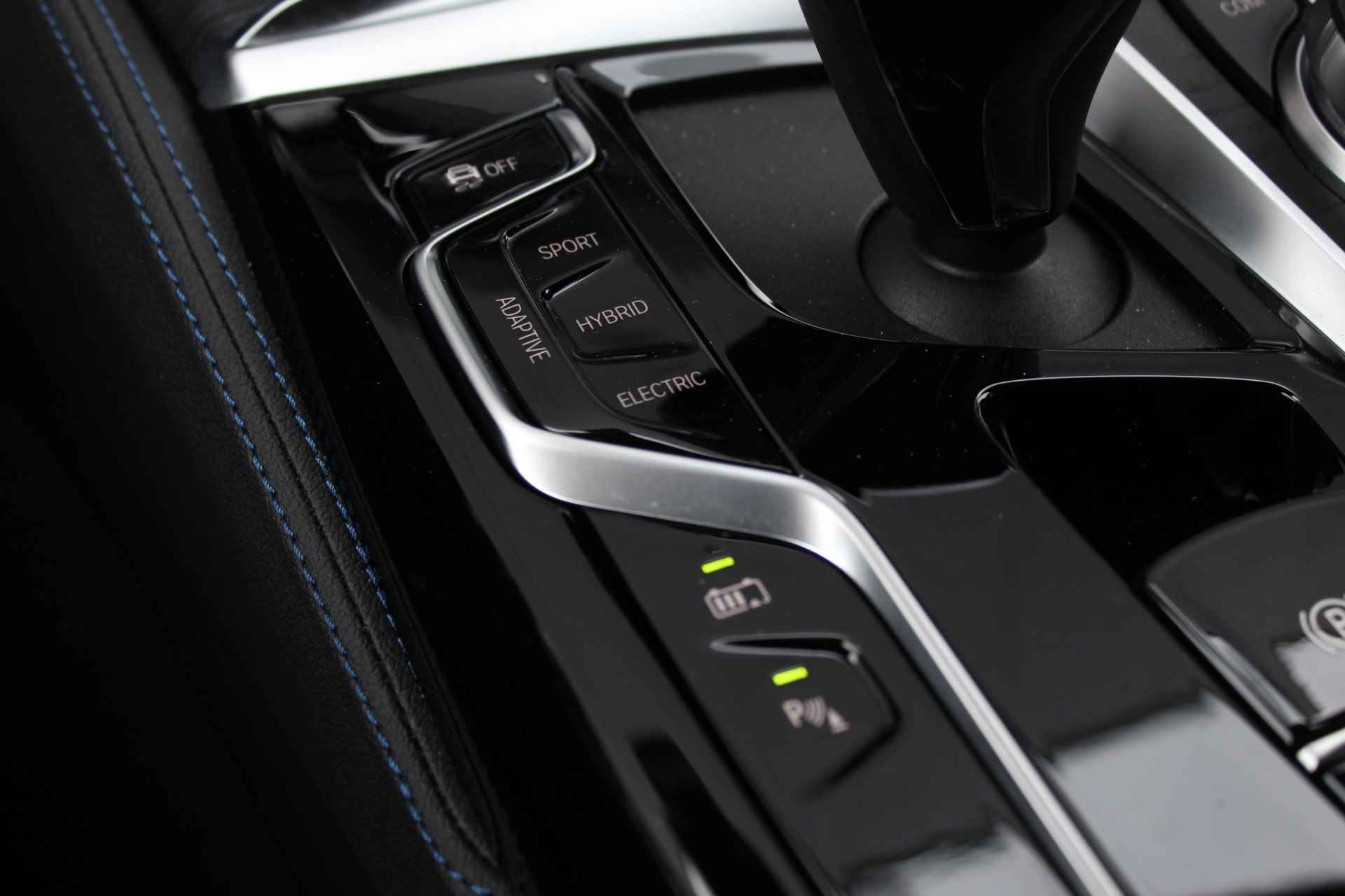 BMW 5 Serie Touring 530e xDrive High Executive M Sport Automaat / Panoramadak / Trekhaak / Sportstoelen / Laserlight / Active Steering / Gesture Control / Driving Assistant Professional - 25/35