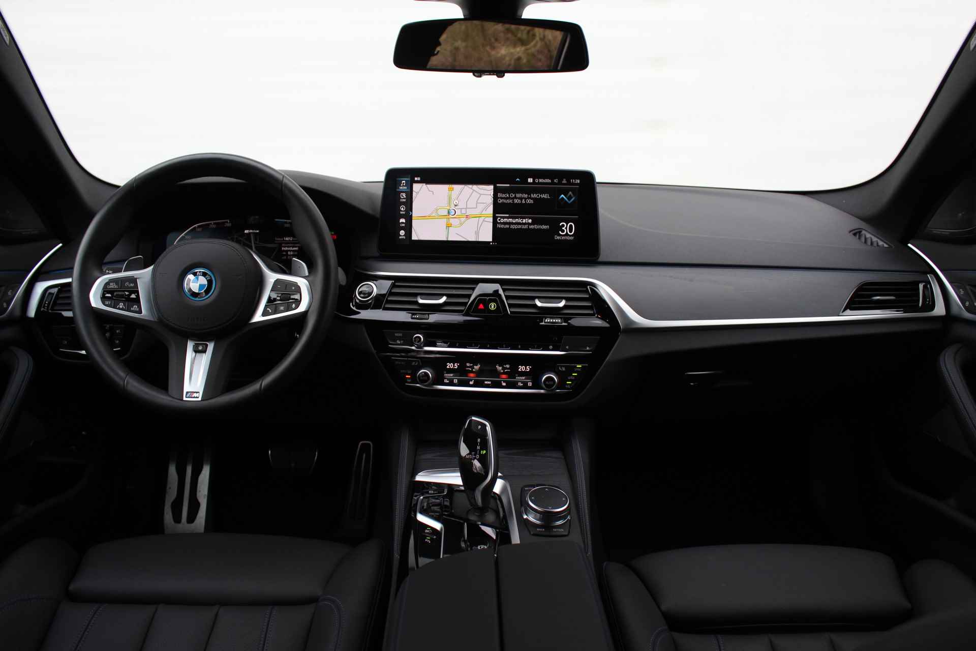 BMW 5 Serie Touring 530e xDrive High Executive M Sport Automaat / Panoramadak / Trekhaak / Sportstoelen / Laserlight / Active Steering / Gesture Control / Driving Assistant Professional - 34/35