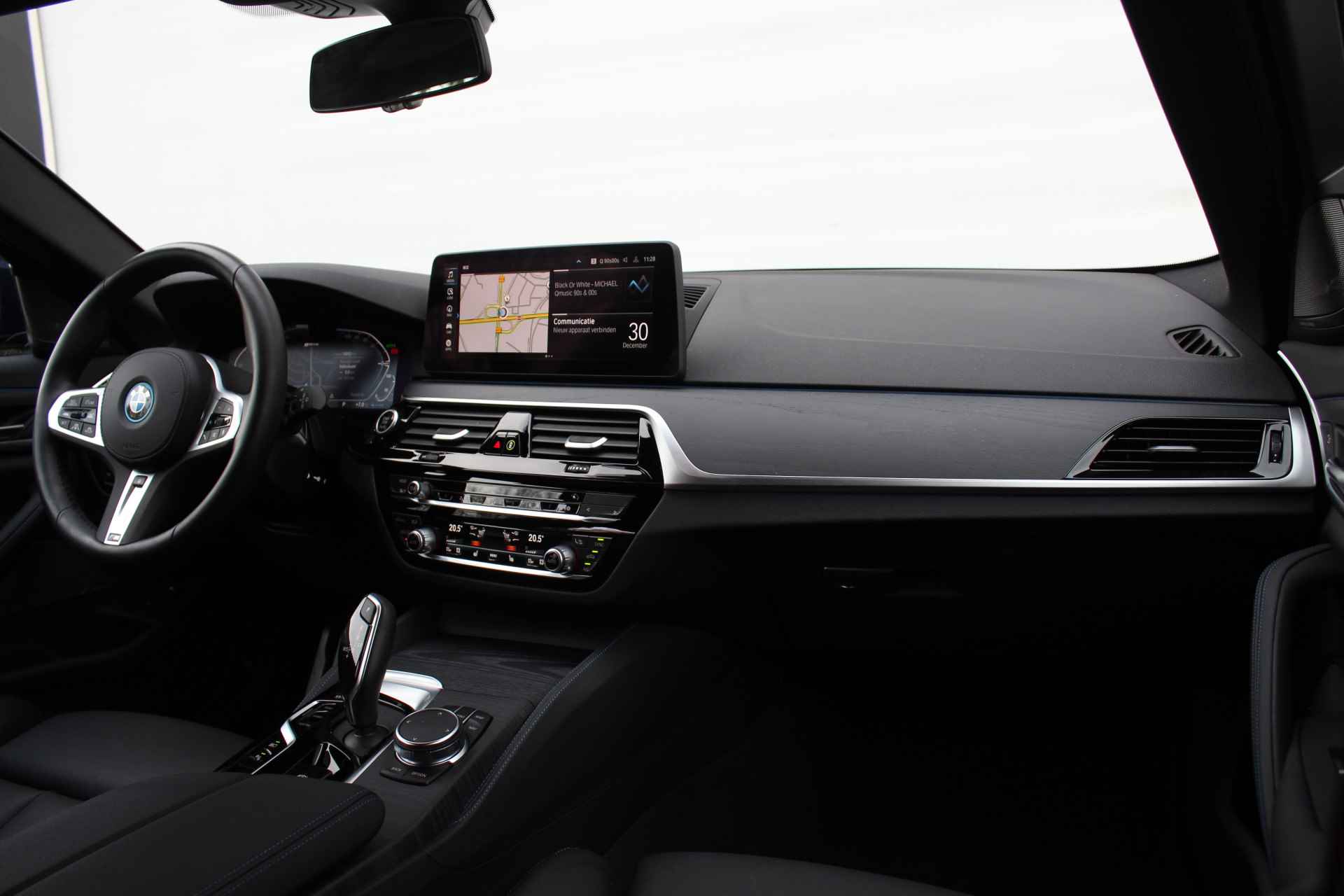 BMW 5 Serie Touring 530e xDrive High Executive M Sport Automaat / Panoramadak / Trekhaak / Sportstoelen / Laserlight / Active Steering / Gesture Control / Driving Assistant Professional - 35/35
