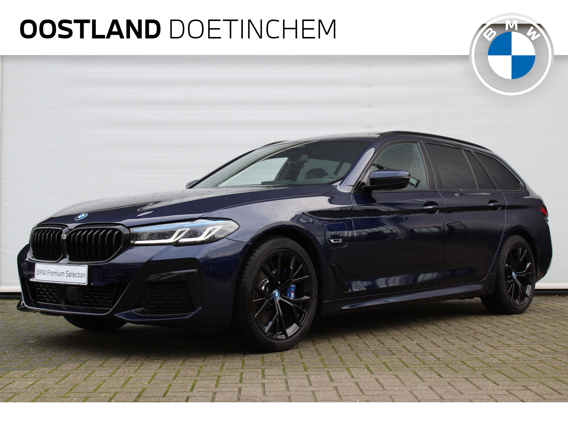BMW 5 Serie Touring 530e xDrive High Executive M Sport Automaat / Panoramadak / Trekhaak / Sportstoelen / Laserlight / Active Steering / Gesture Control / Driving Assistant Professional bij viaBOVAG.nl