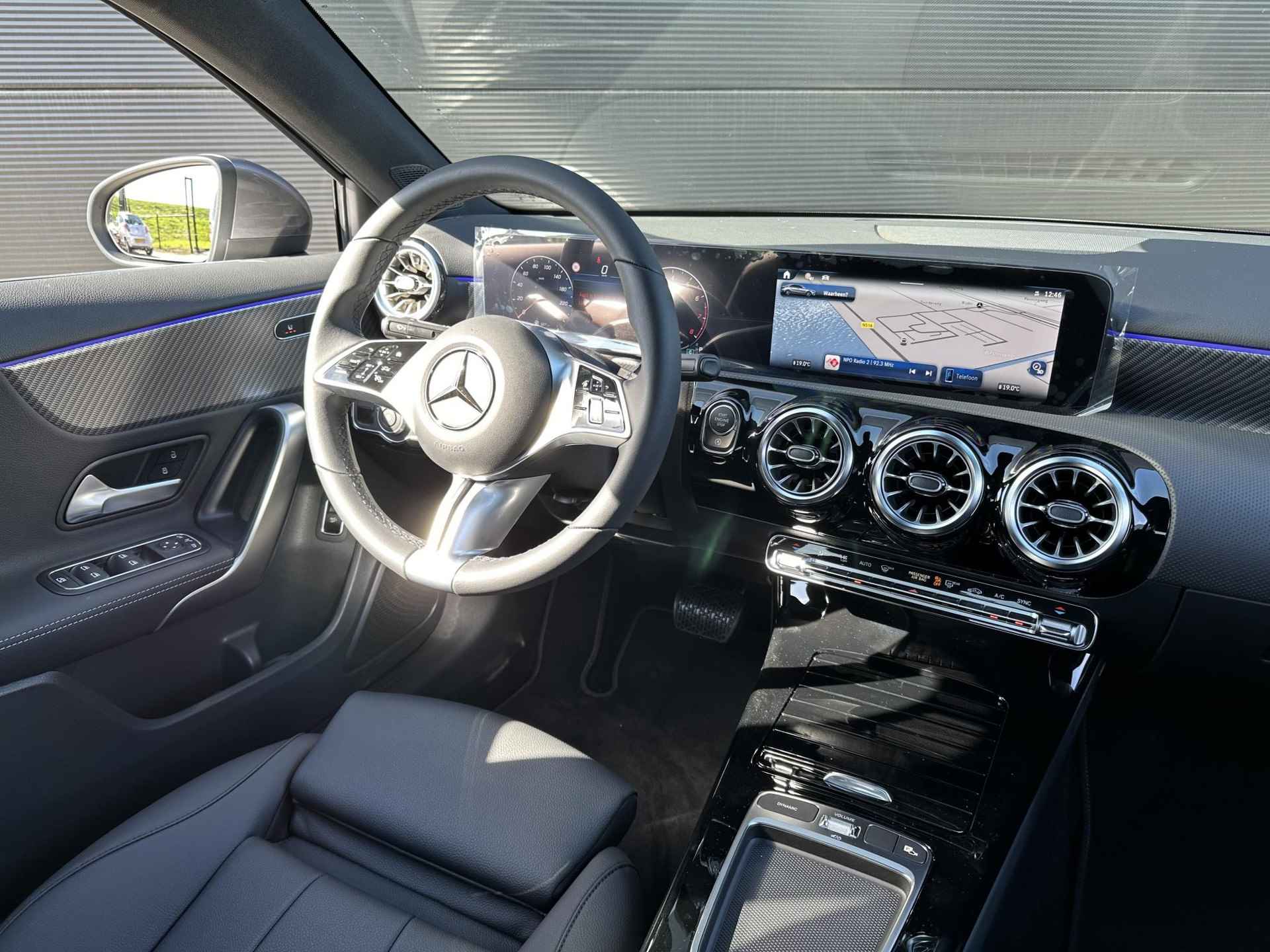 Mercedes-Benz A-klasse 180 | Widescreen MBUX | Achteruitrijcamera | Stoelverwarming | Sfeerverlichting - 3/12