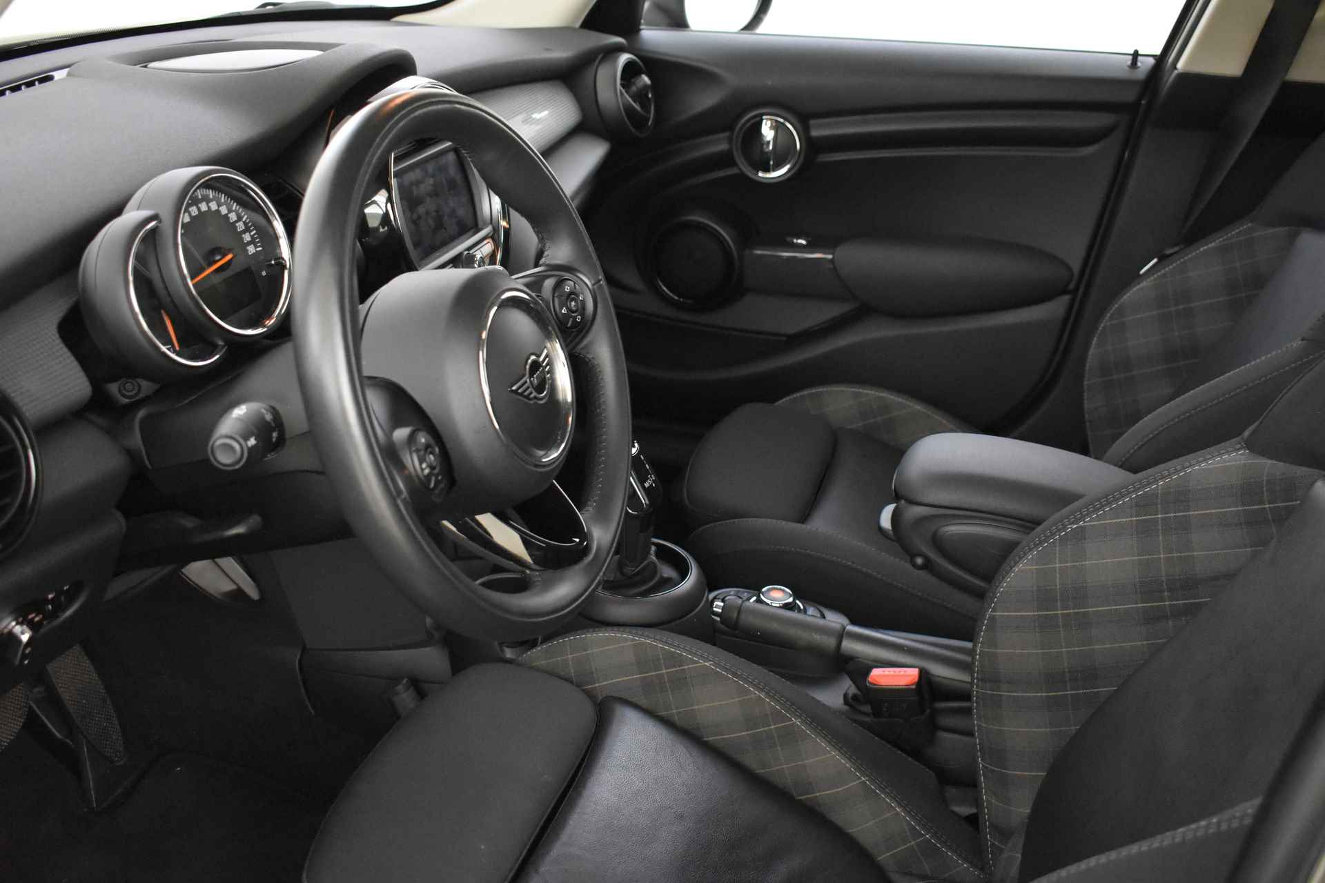 MINI Hatchback Cooper Automaat / LED / Comfort Access / Comfortstoelen / PDC achter / Stoelverwarming / Navigatie - 11/36