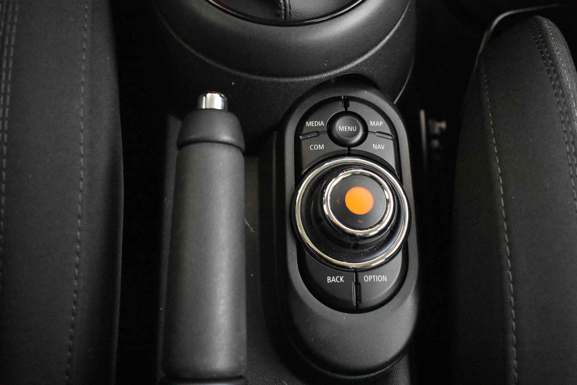 MINI Hatchback Cooper Automaat / LED / Comfort Access / Comfortstoelen / PDC achter / Stoelverwarming / Navigatie - 18/36