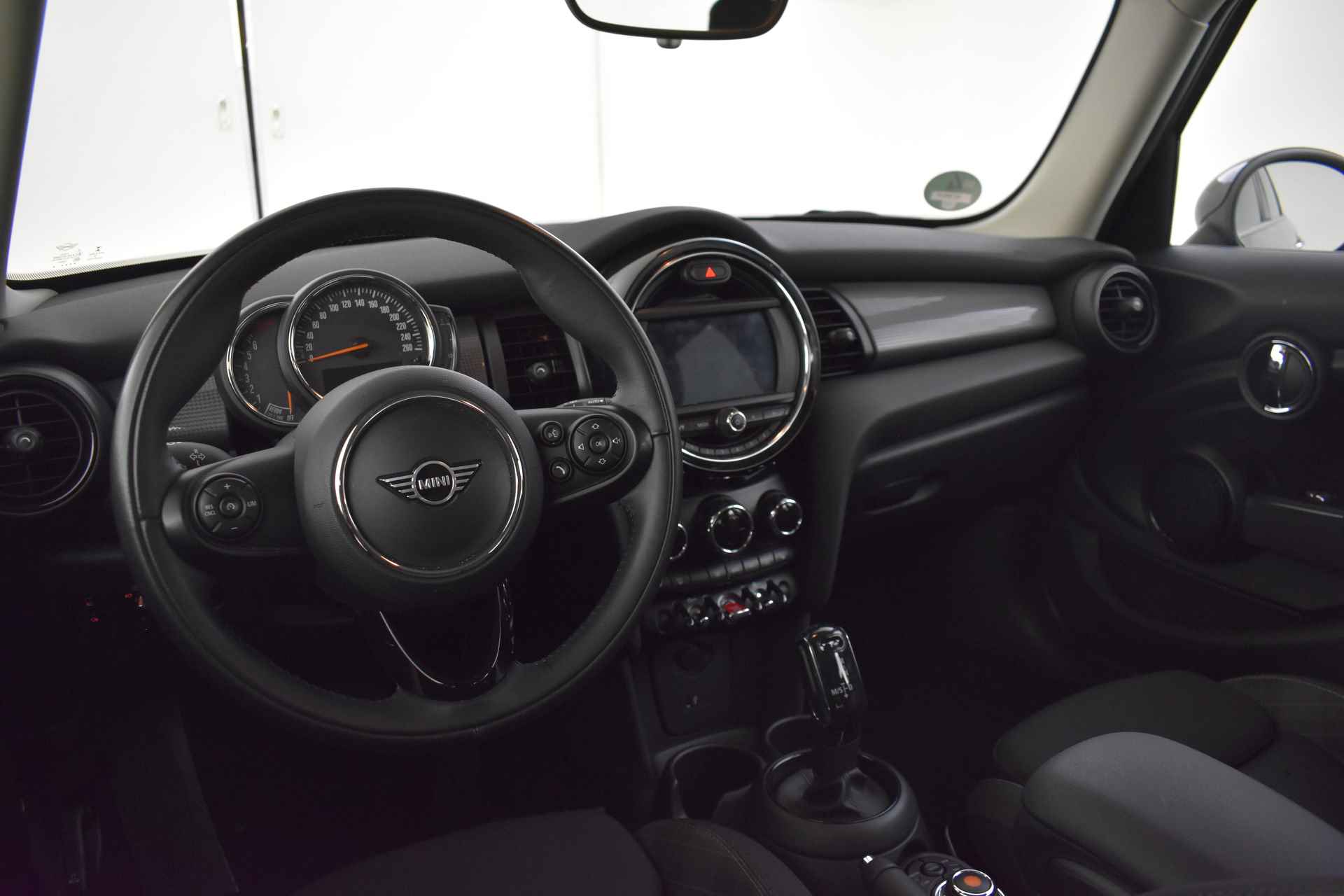 MINI Hatchback Cooper Automaat / LED / Comfort Access / Comfortstoelen / PDC achter / Stoelverwarming / Navigatie - 19/36