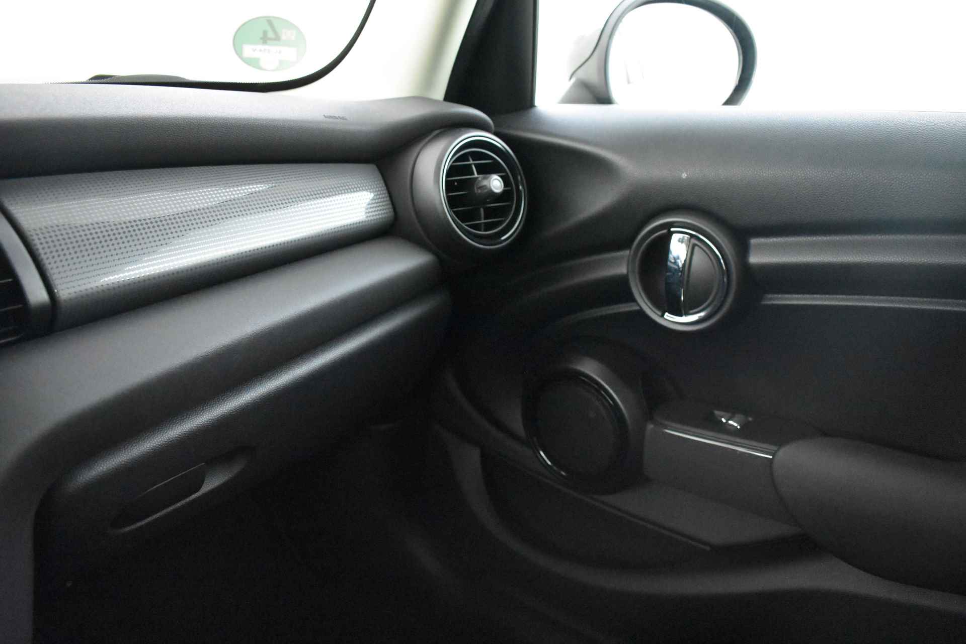 MINI Hatchback Cooper Automaat / LED / Comfort Access / Comfortstoelen / PDC achter / Stoelverwarming / Navigatie - 32/36