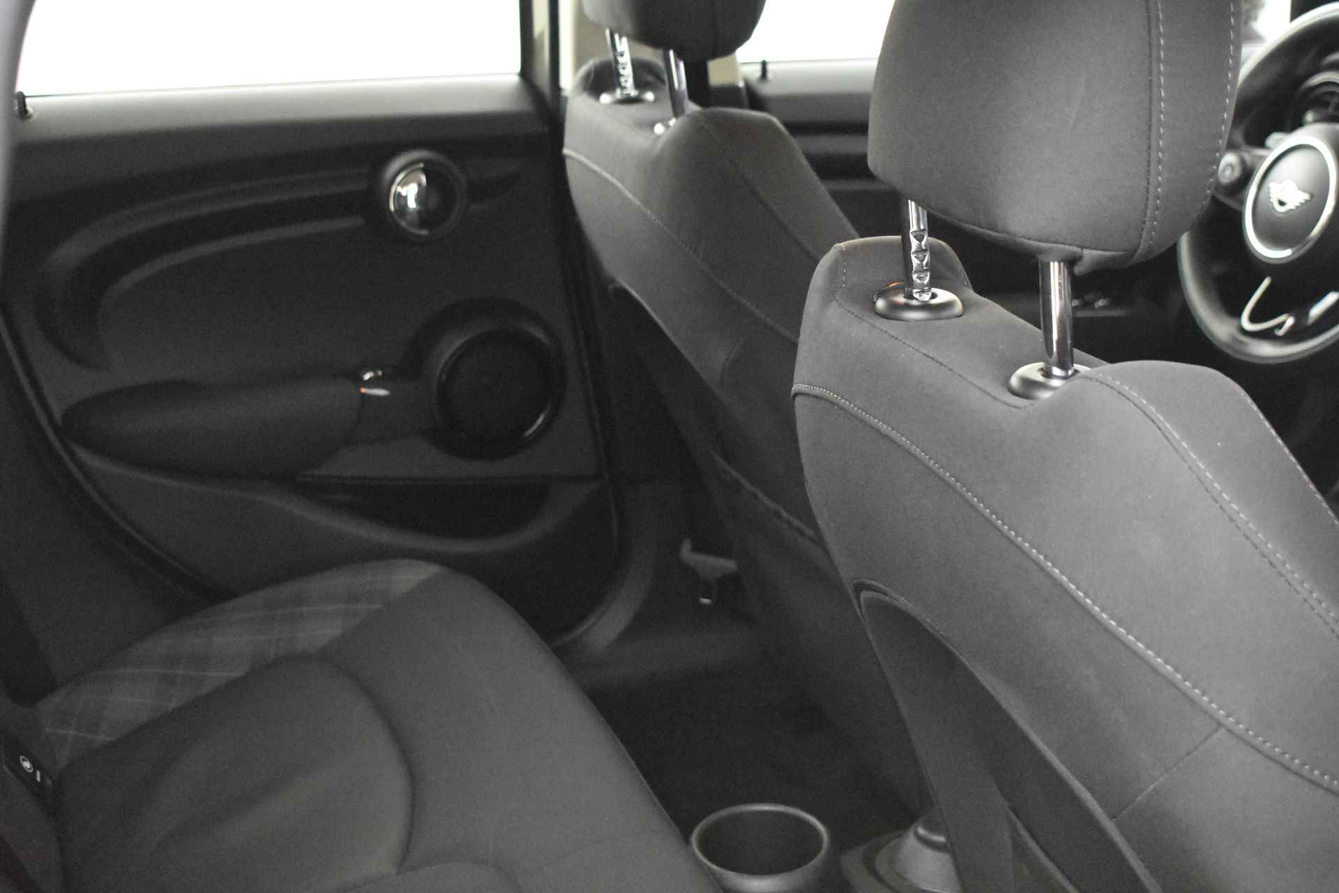 MINI Hatchback Cooper Automaat / LED / Comfort Access / Comfortstoelen / PDC achter / Stoelverwarming / Navigatie - 36/36
