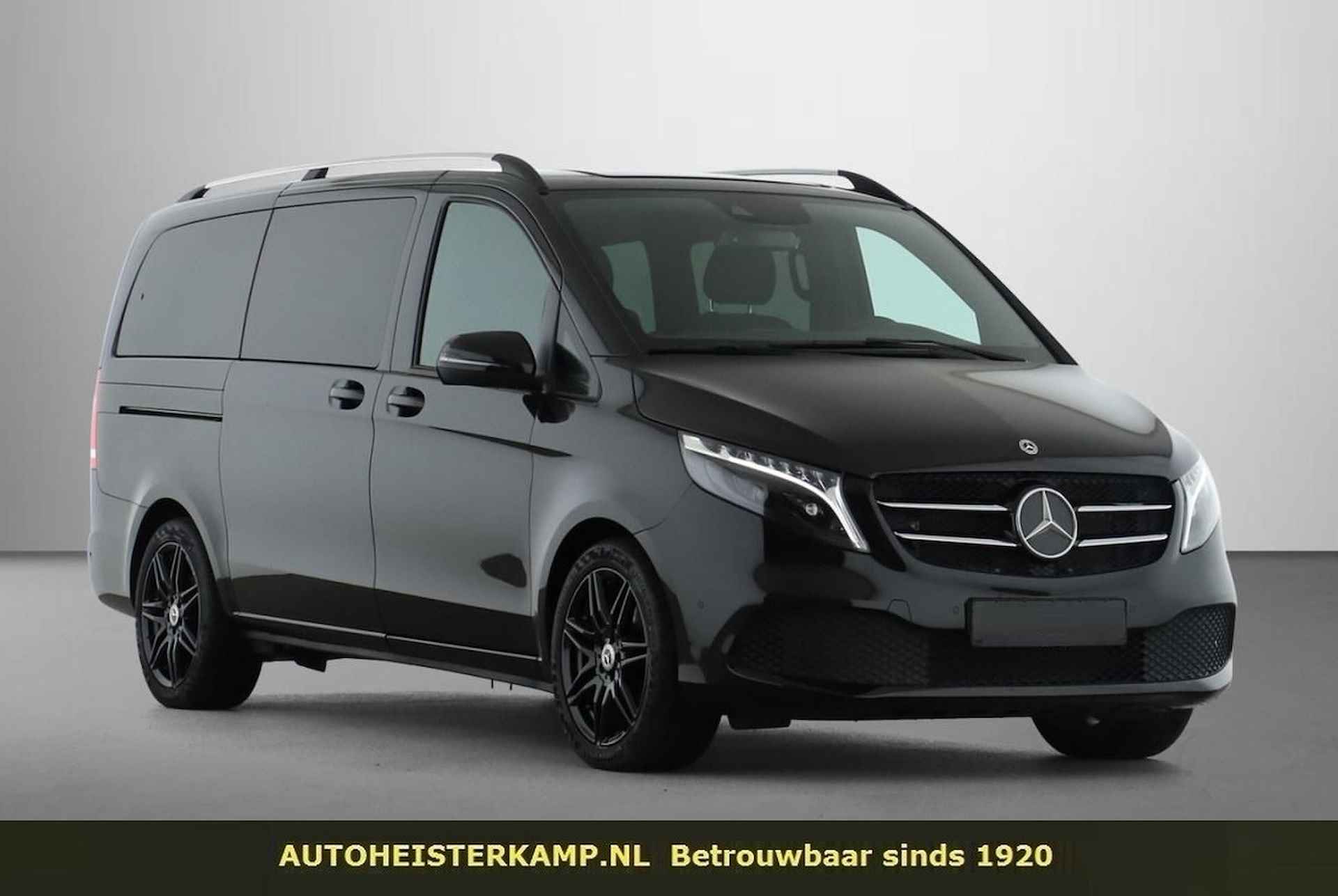 Mercedes-Benz V-Klasse 220d Lang 6-zitter Night Pakket Sport Pakket LED Trekhaak 19 Inch AMG